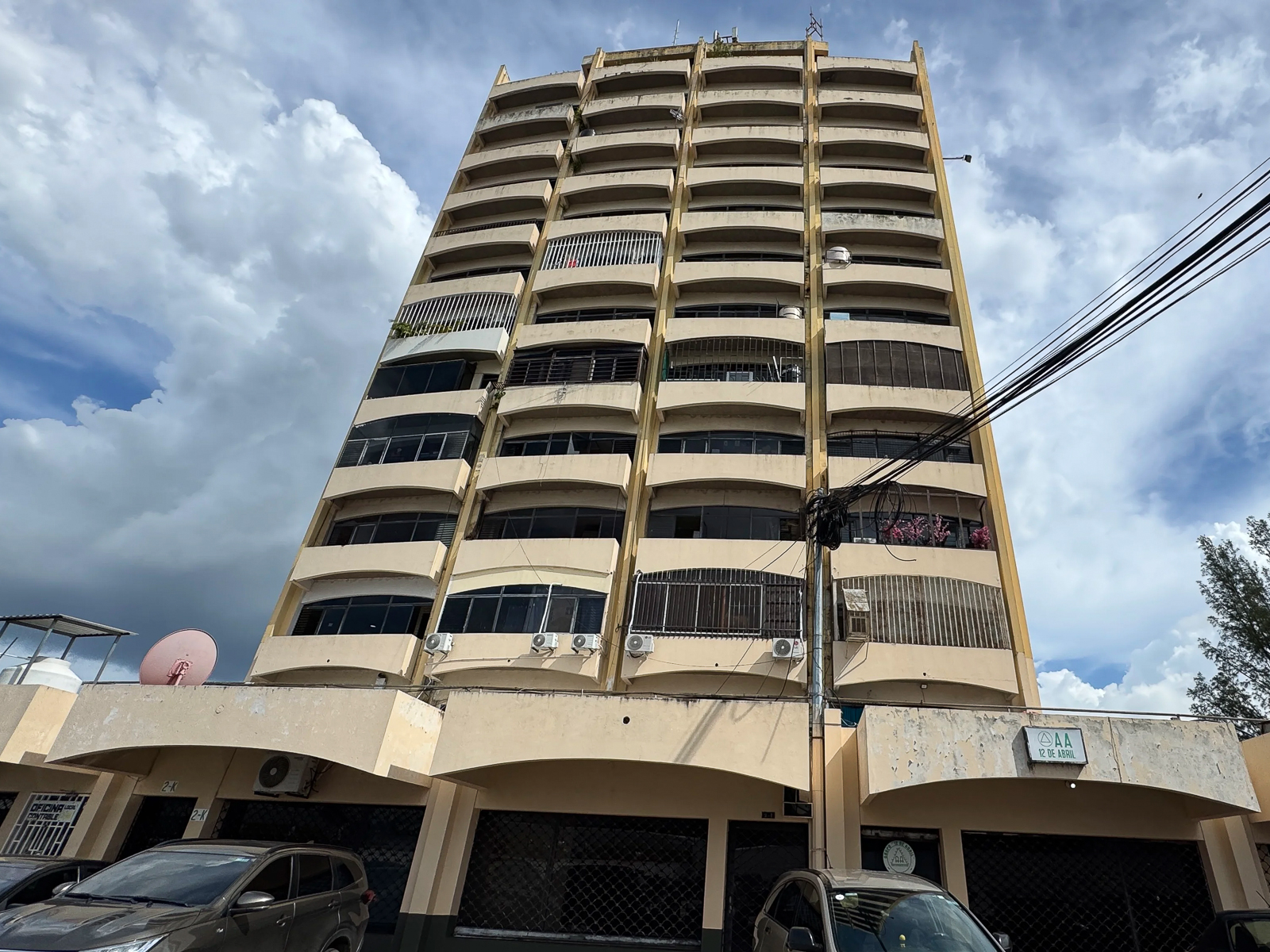 DO760-1 OFICINA CON INQUILINO EN CONDOMINIO LOS HEROES, SAN SALVADOR