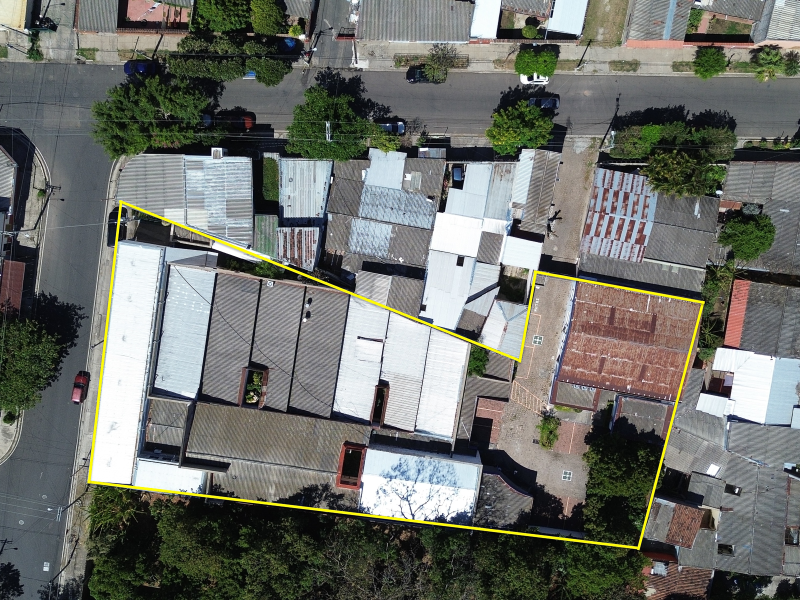 DR828-2 PROPIEDAD PARA USO COMERCIAL O INDUSTRIAL EN SANTA ANA