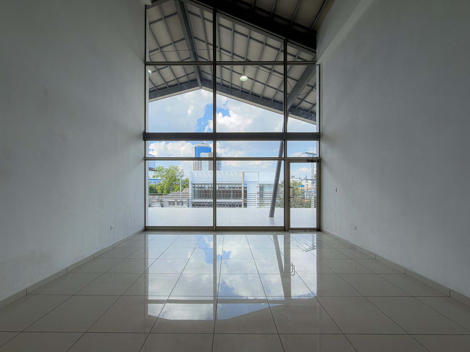 DAL829-7 LOCALES COMERCIALES EN PLAZA TRIANA – LA MASCOTA, SAN SALVADOR