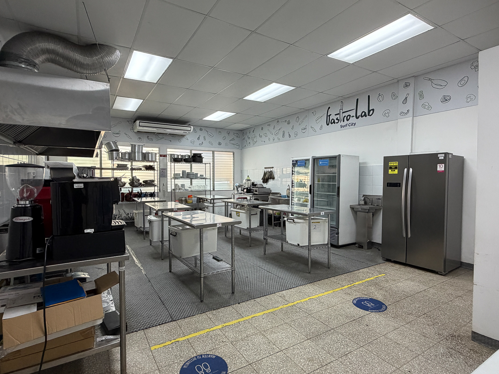 DR828-10 PROPIEDAD PARA USO COMERCIAL O INDUSTRIAL EN SANTA ANA