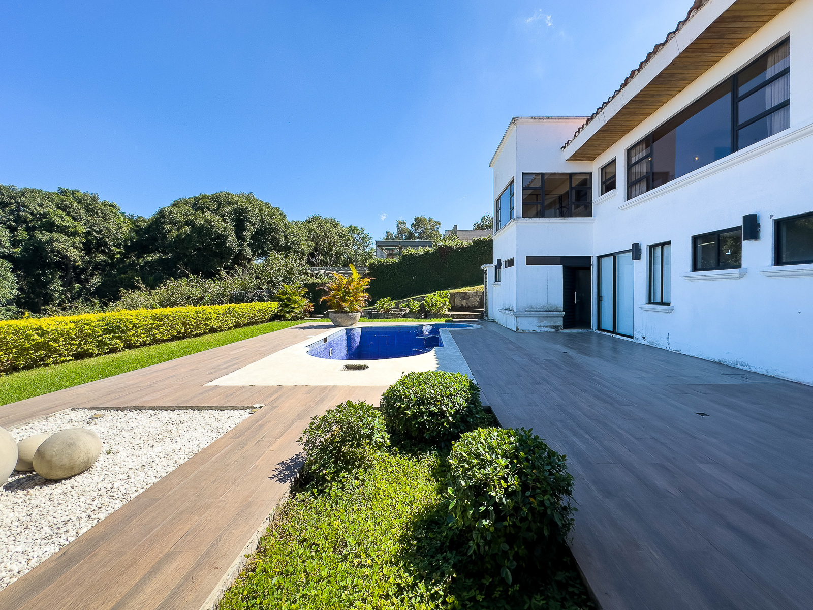 DR645-16 CASA EN RESIDENCIAL LOMAS DE ALTAMIRA, SAN SALVADOR