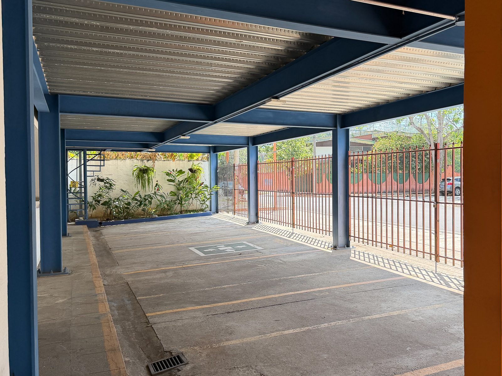 DR828-15 PROPIEDAD PARA USO COMERCIAL O INDUSTRIAL EN SANTA ANA