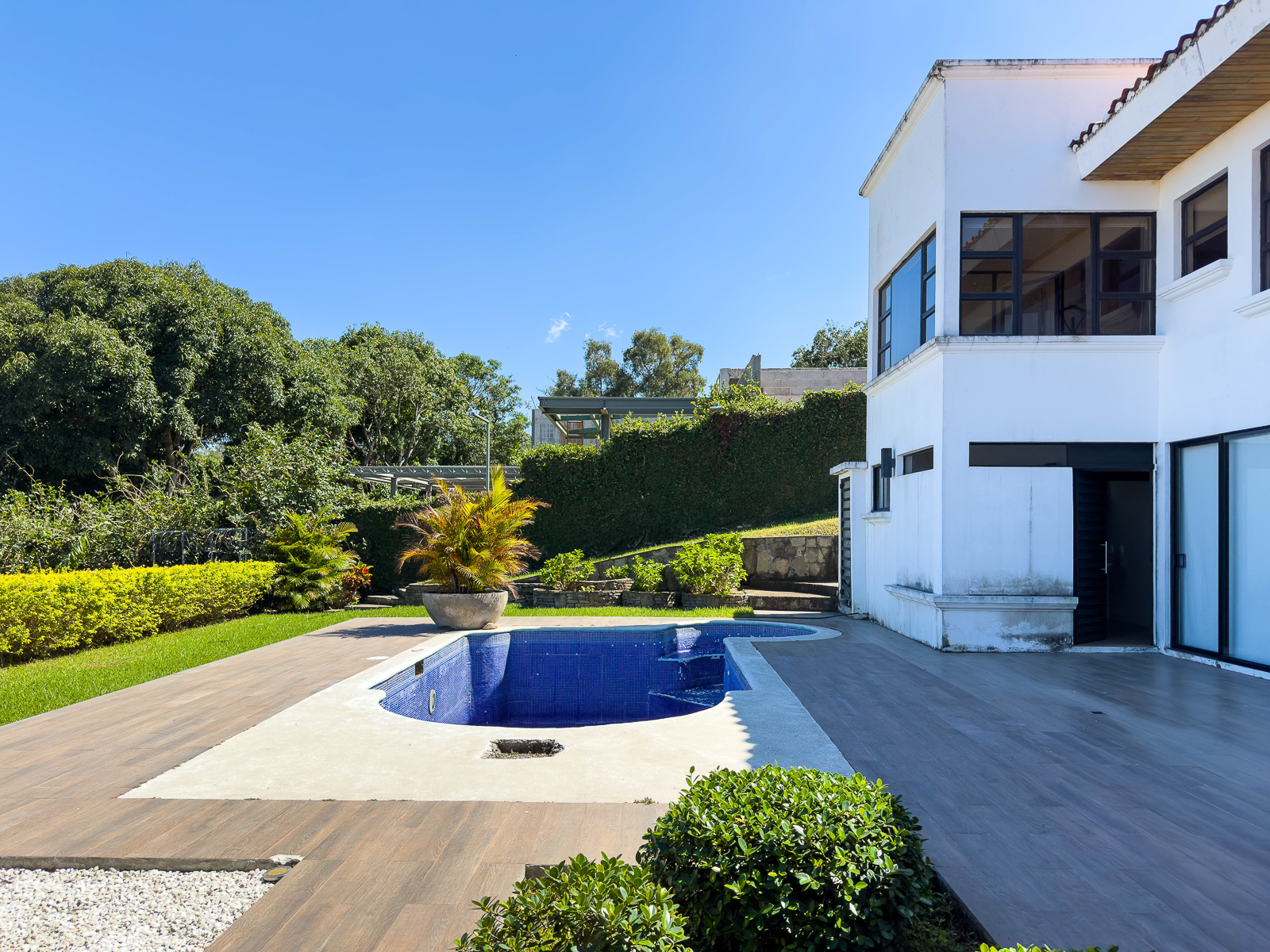 DR645-17 CASA EN RESIDENCIAL LOMAS DE ALTAMIRA, SAN SALVADOR
