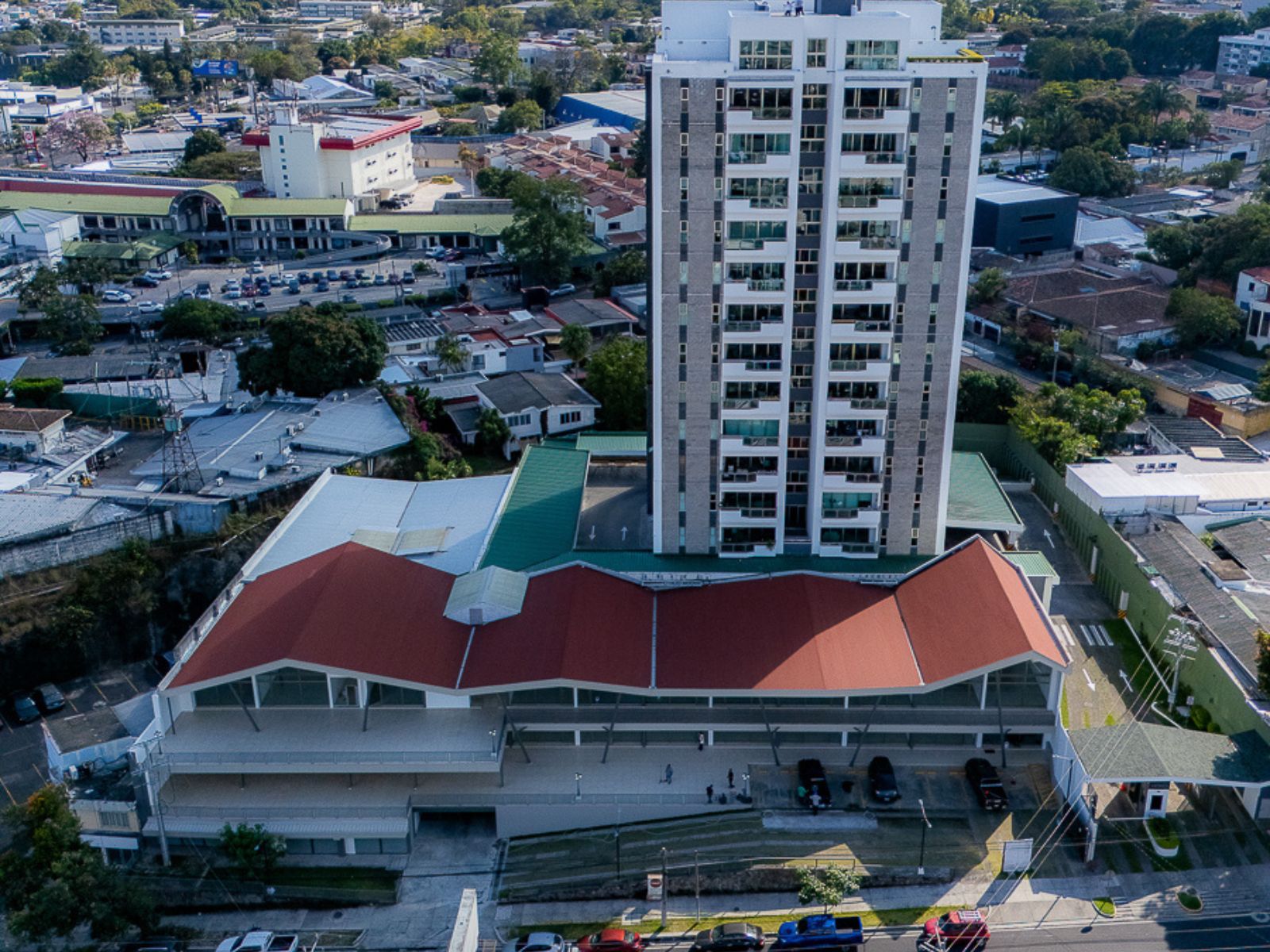 DAL829-20 LOCALES COMERCIALES EN PLAZA TRIANA – LA MASCOTA, SAN SALVADOR