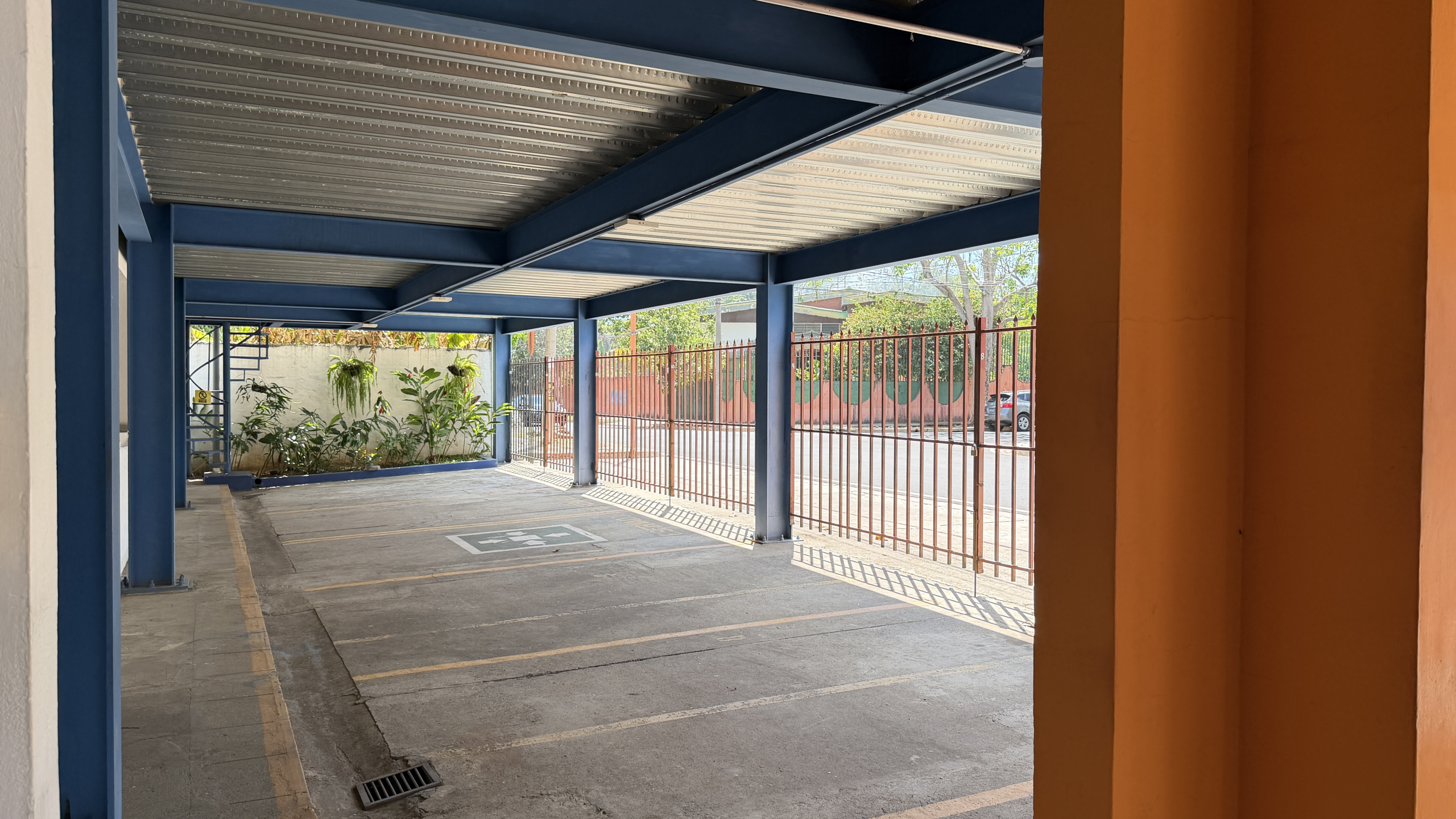 PROPIEDAD PARA USO COMERCIAL O INDUSTRIAL EN SANTA ANA