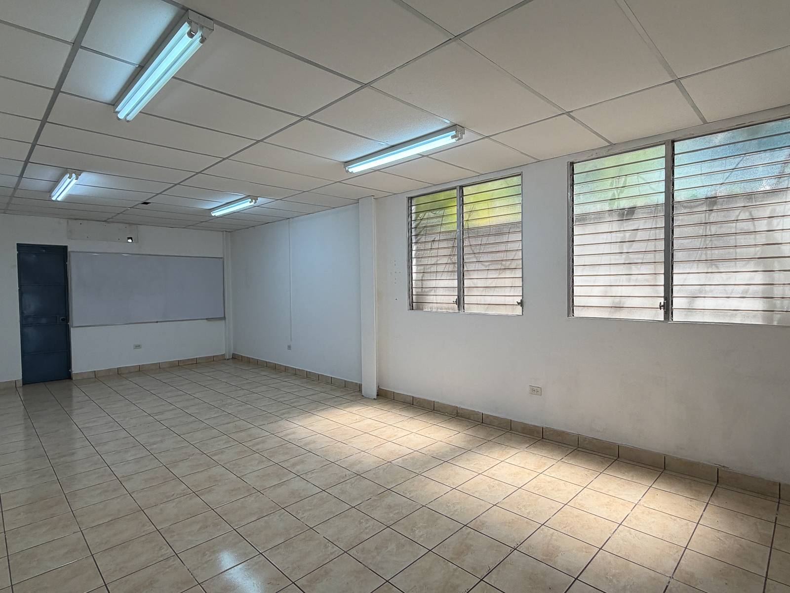 DR828-16 PROPIEDAD PARA USO COMERCIAL O INDUSTRIAL EN SANTA ANA