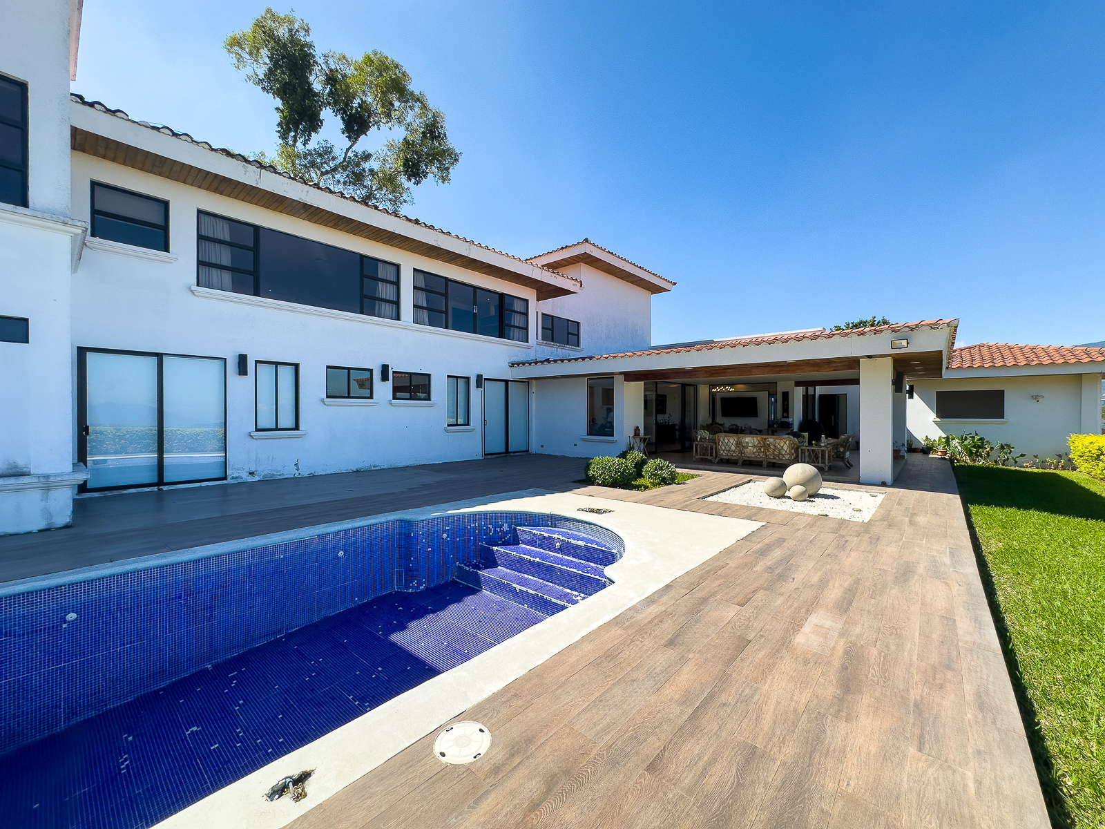 DR645-15 CASA EN RESIDENCIAL LOMAS DE ALTAMIRA, SAN SALVADOR