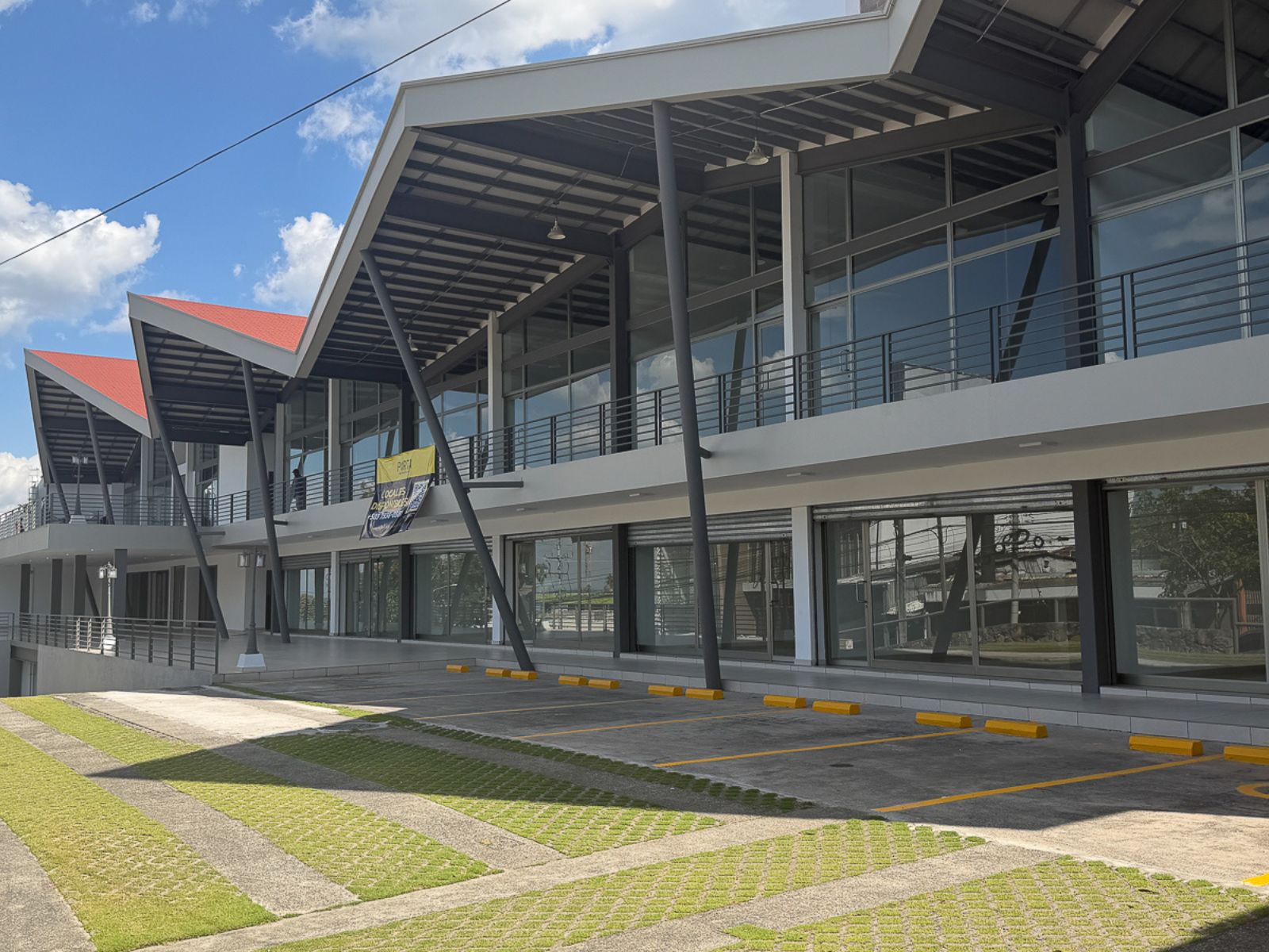 DAL829-3 LOCALES COMERCIALES EN PLAZA TRIANA – LA MASCOTA, SAN SALVADOR