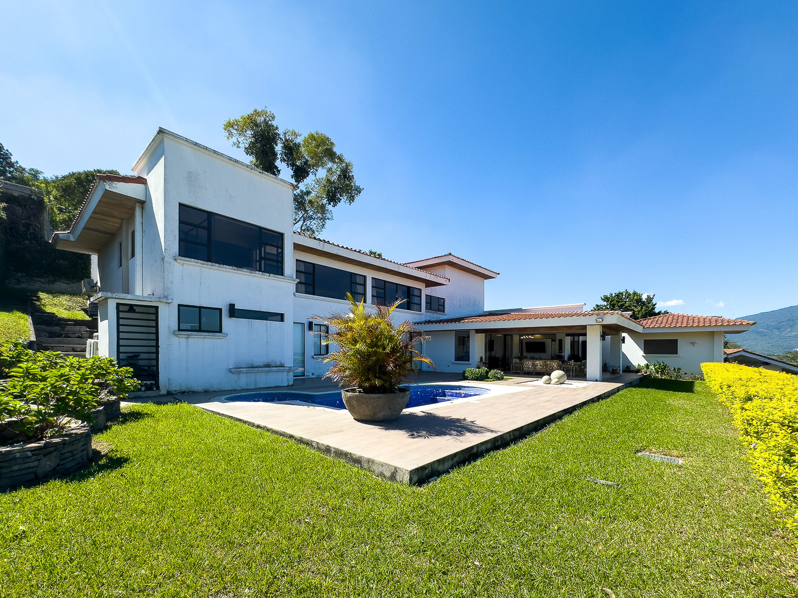 DR645-1 CASA EN RESIDENCIAL LOMAS DE ALTAMIRA, SAN SALVADOR