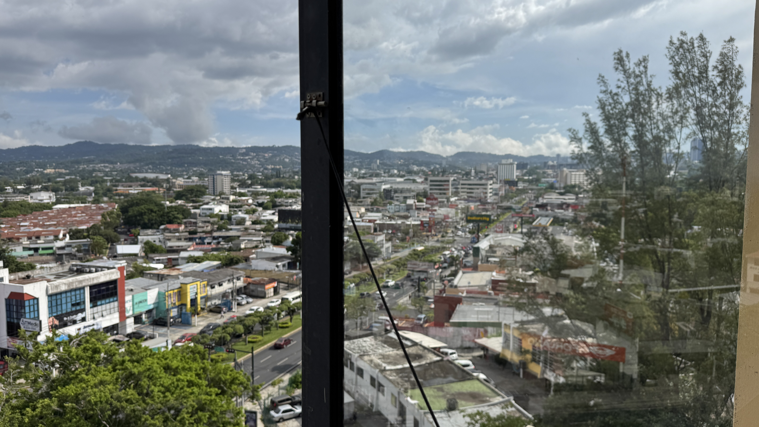 OFICINA CON INQUILINO EN CONDOMINIO LOS HEROES, SAN SALVADOR