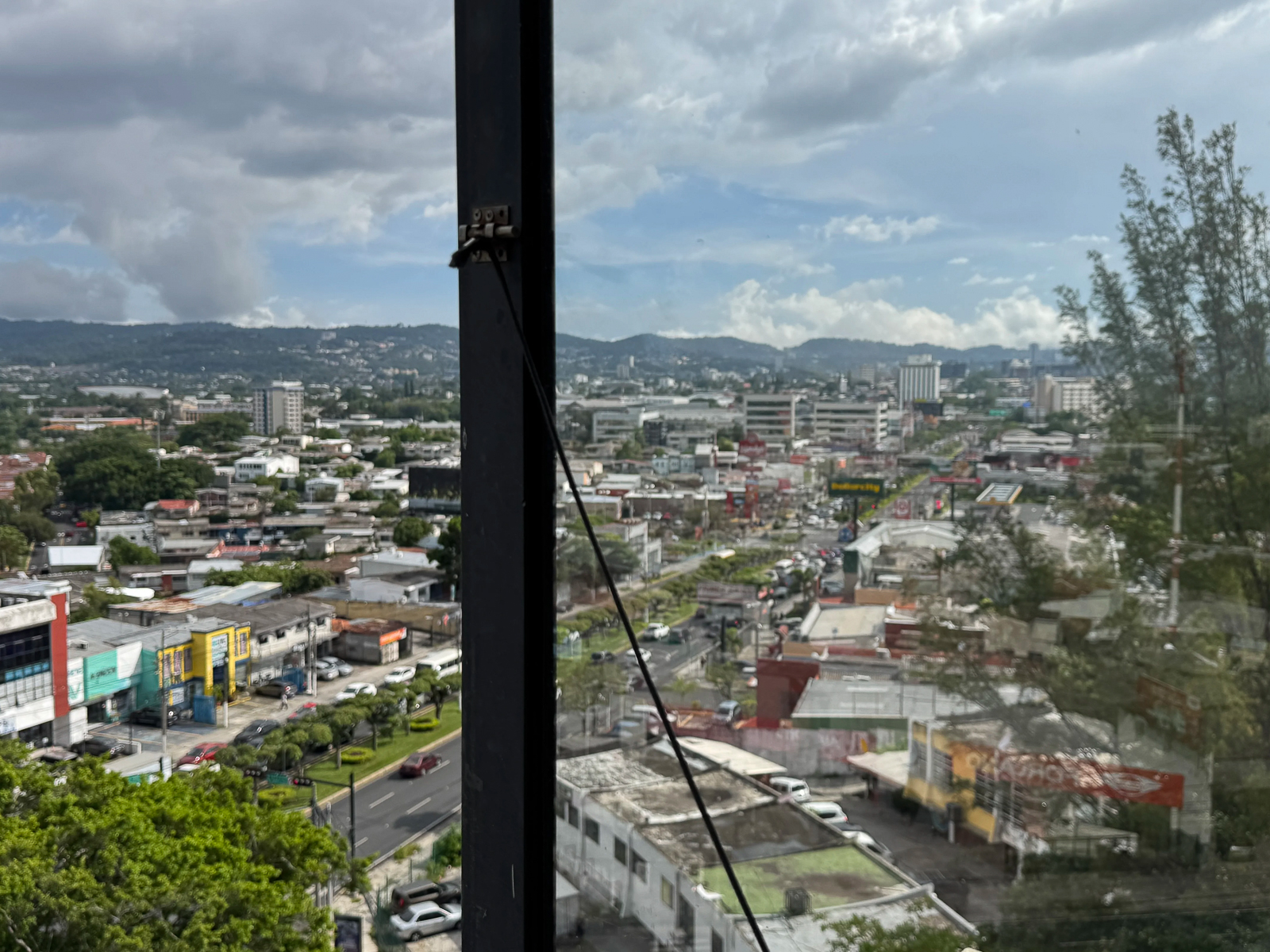 DO760-2 OFICINA CON INQUILINO EN CONDOMINIO LOS HEROES, SAN SALVADOR