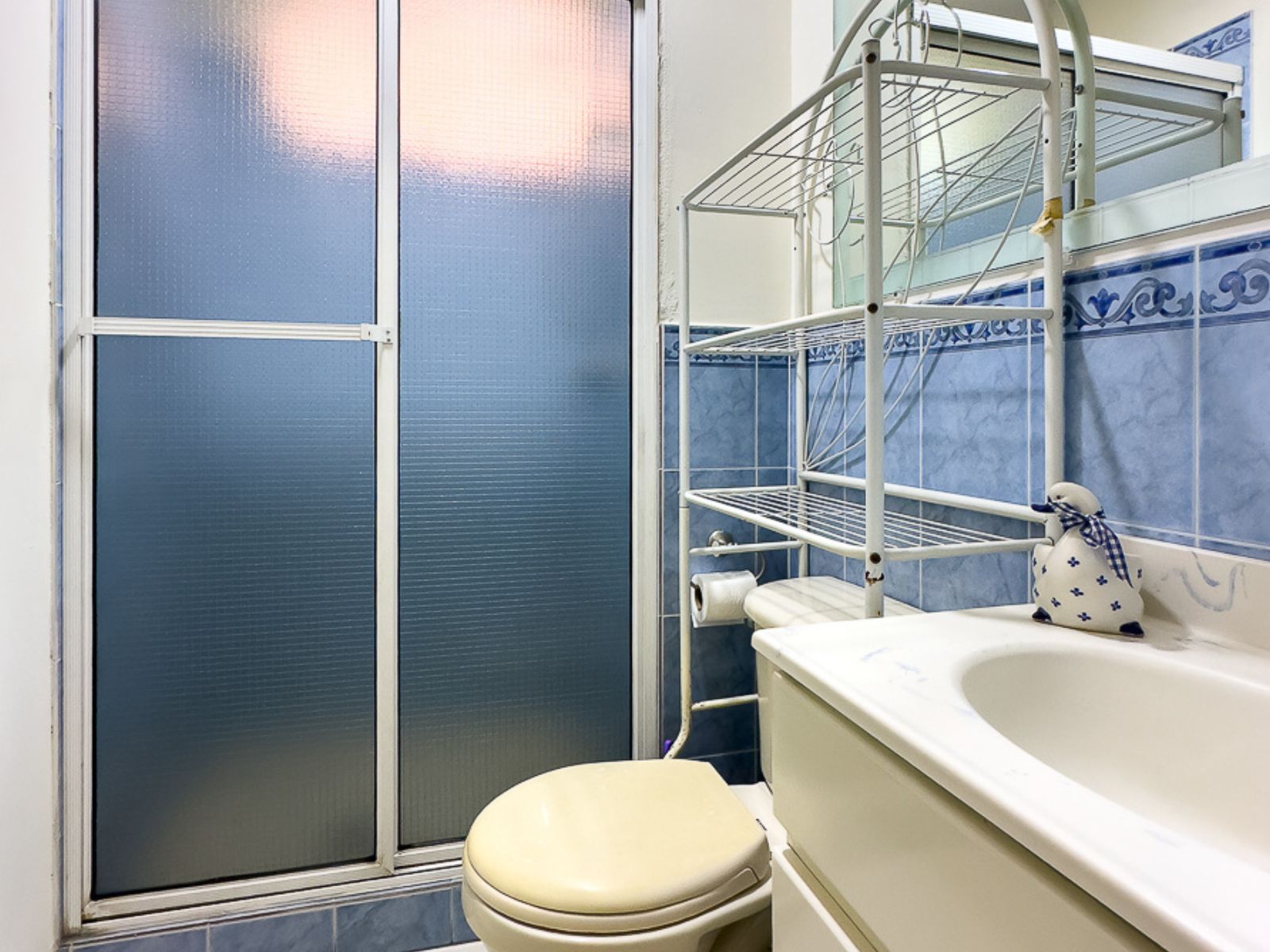DAA711-8 APARTAMENTO FULL AMUEBLADO EN CONDOMINIO LOS ABETOS, SAN SALVADOR