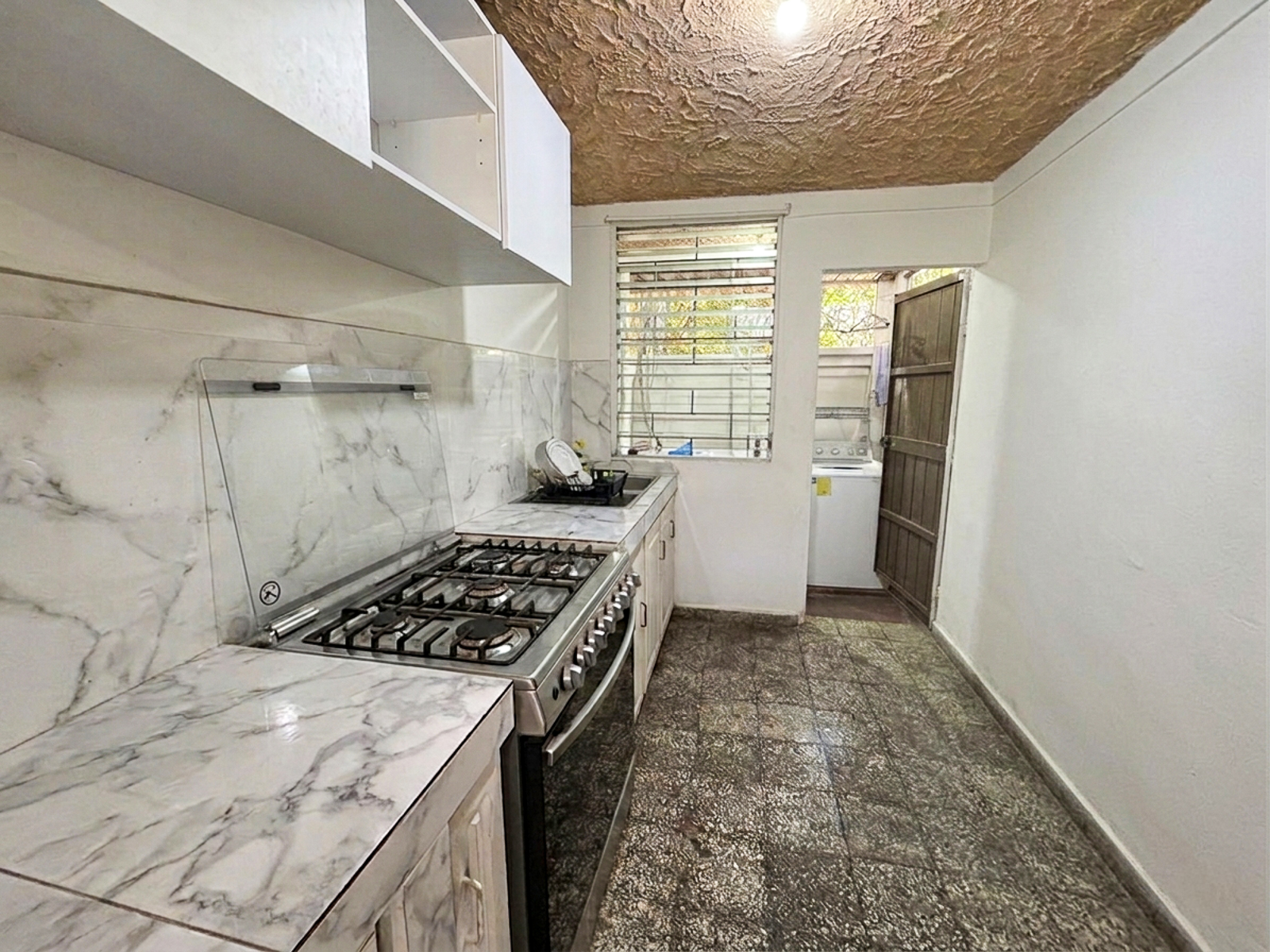 DR824-2 CASA EN RESIDENCIAL AUSTRALIA, ZONA UNICENTRO METROPOLIS, SAN SALVADOR
