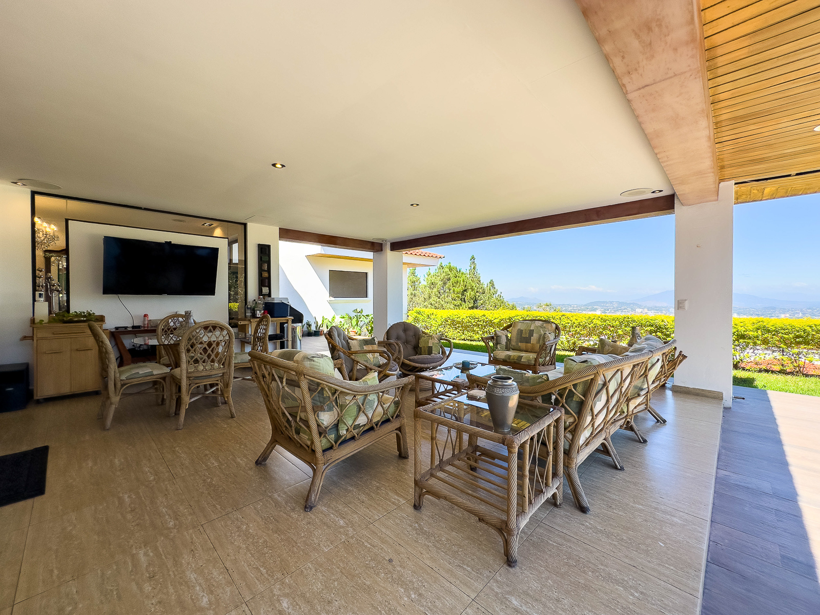 DR645-20 CASA EN RESIDENCIAL LOMAS DE ALTAMIRA, SAN SALVADOR