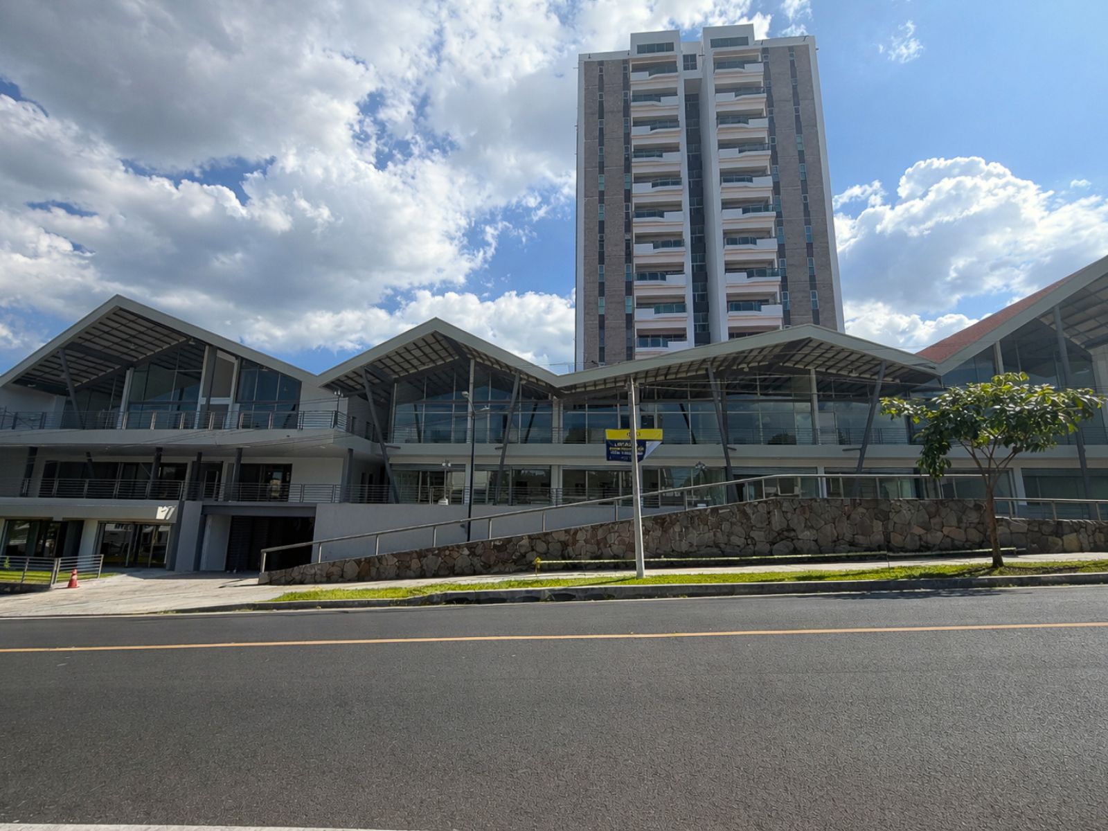 DAL829-4 LOCALES COMERCIALES EN PLAZA TRIANA – LA MASCOTA, SAN SALVADOR