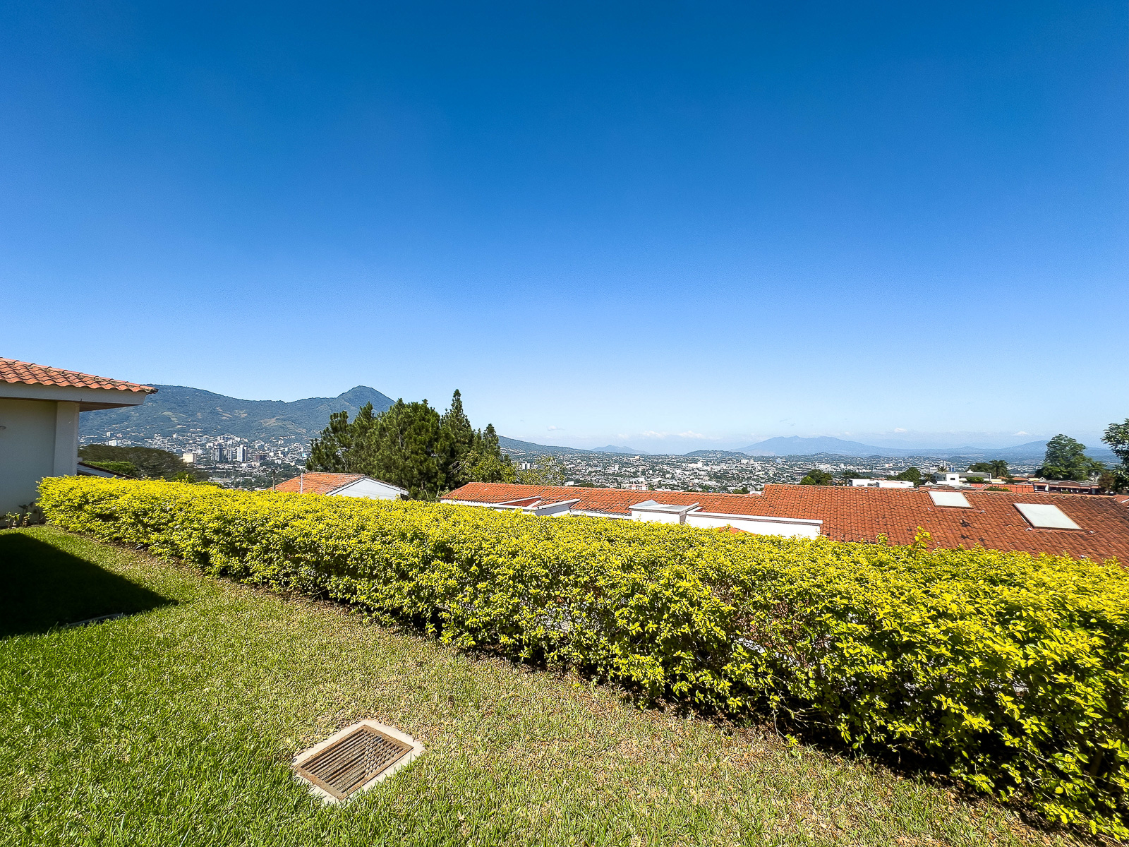 DR645-21 CASA EN RESIDENCIAL LOMAS DE ALTAMIRA, SAN SALVADOR