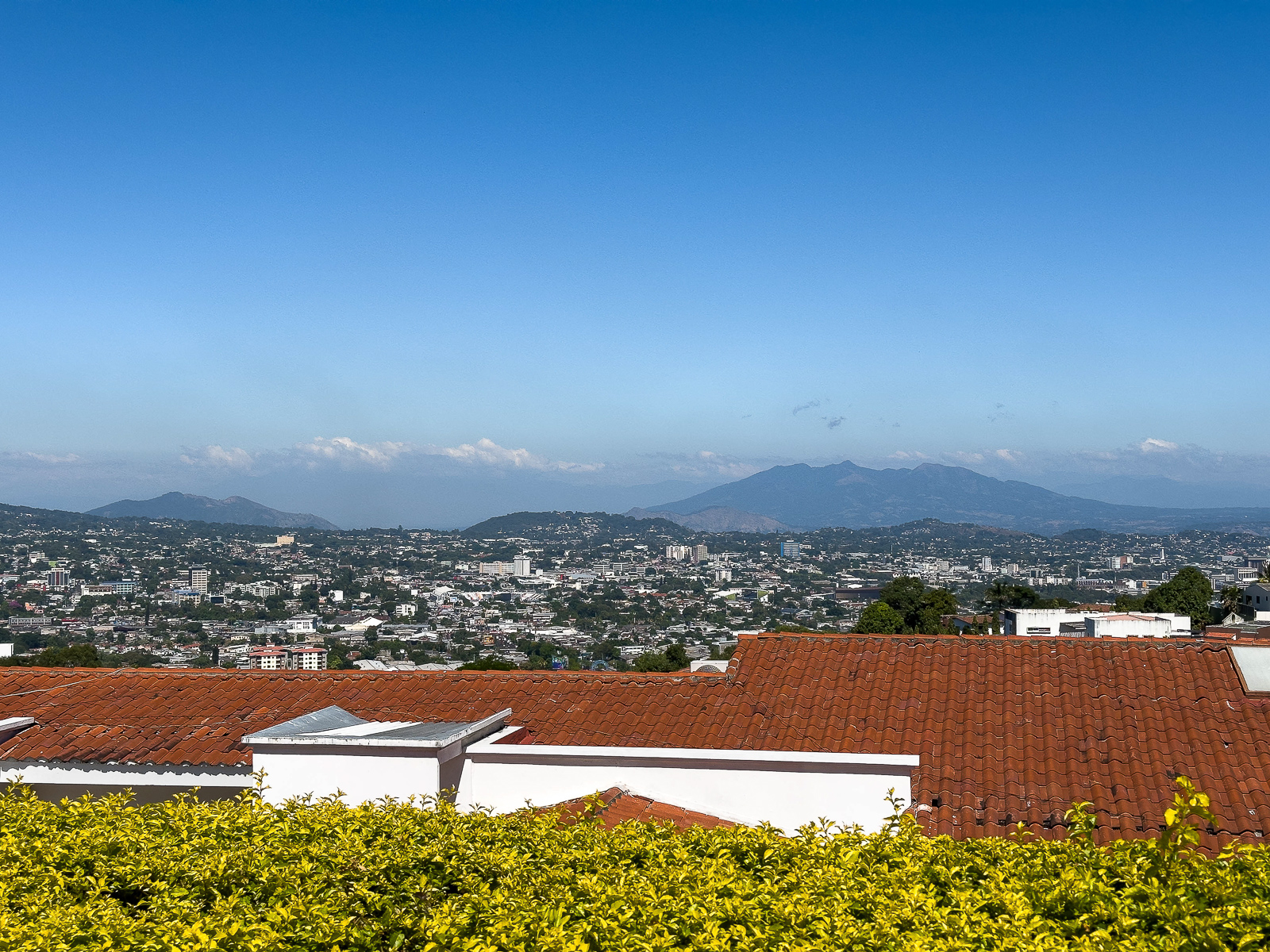 DR645-22 CASA EN RESIDENCIAL LOMAS DE ALTAMIRA, SAN SALVADOR