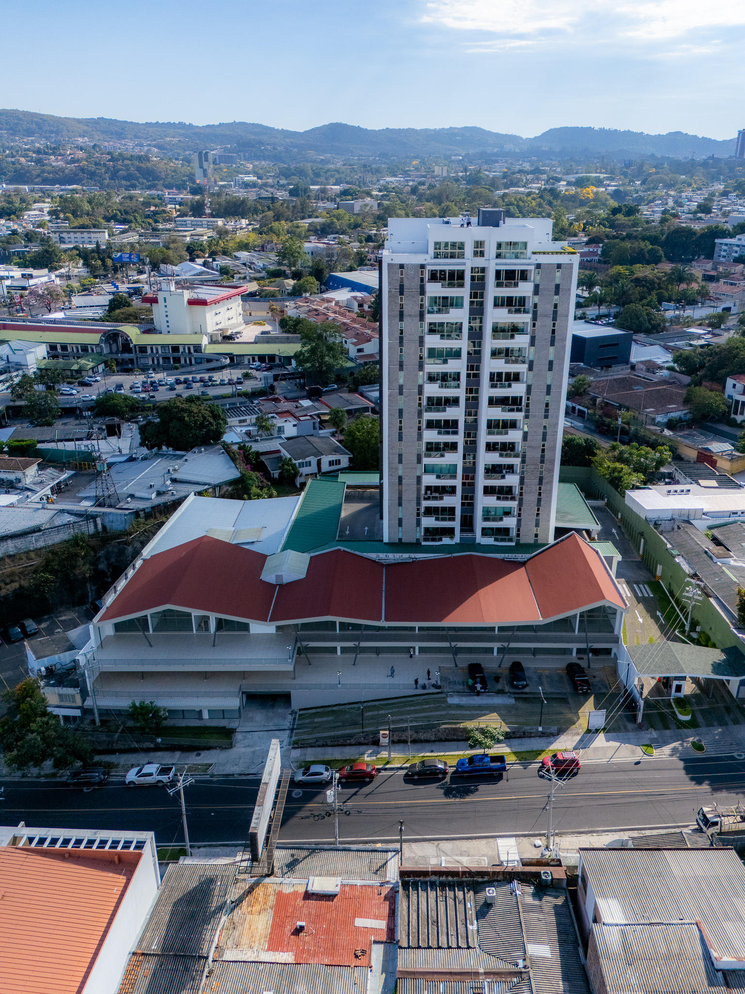 LOCALES COMERCIALES EN PLAZA TRIANA – LA MASCOTA, SAN SALVADOR