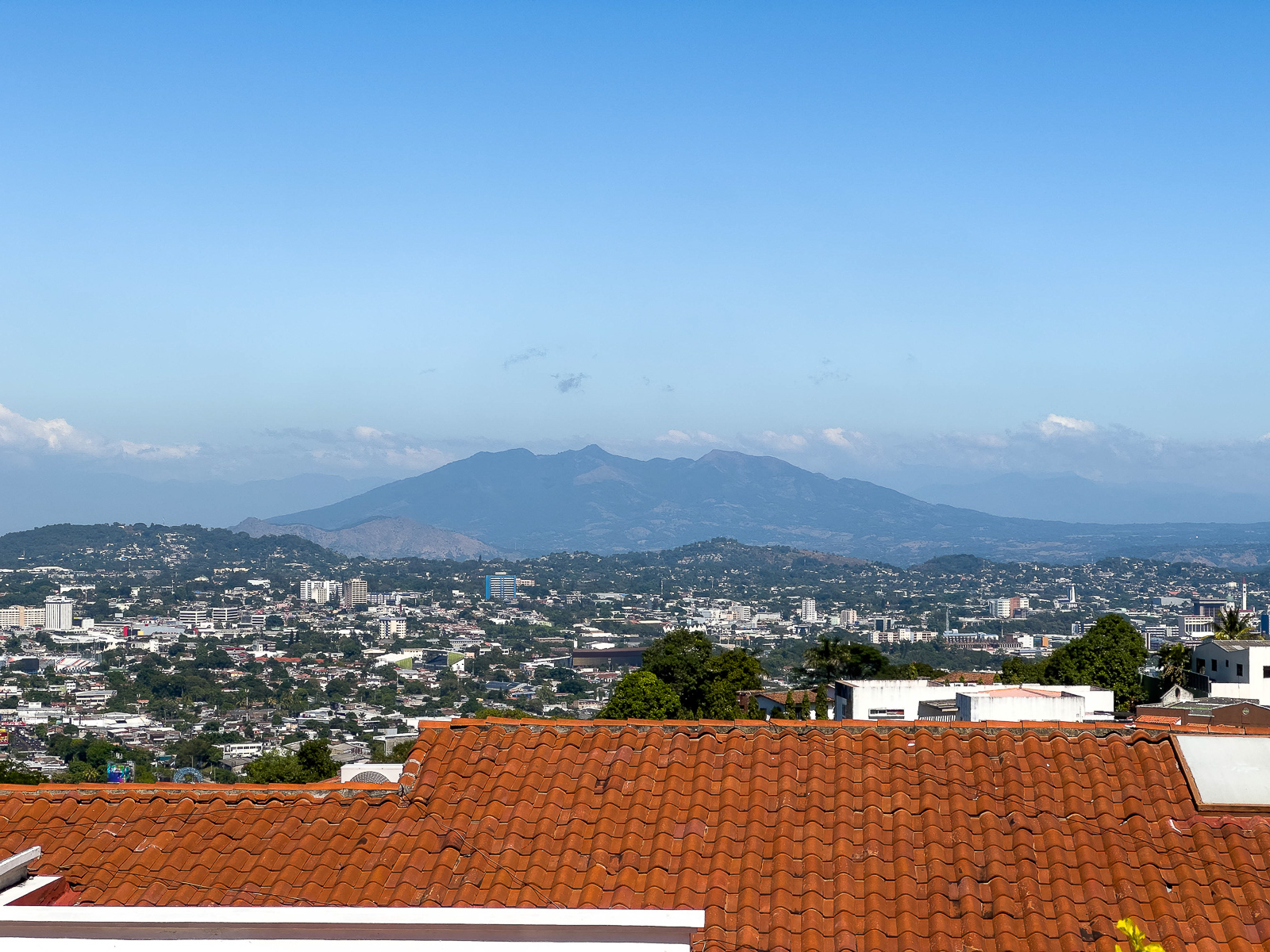 DR645-23 CASA EN RESIDENCIAL LOMAS DE ALTAMIRA, SAN SALVADOR