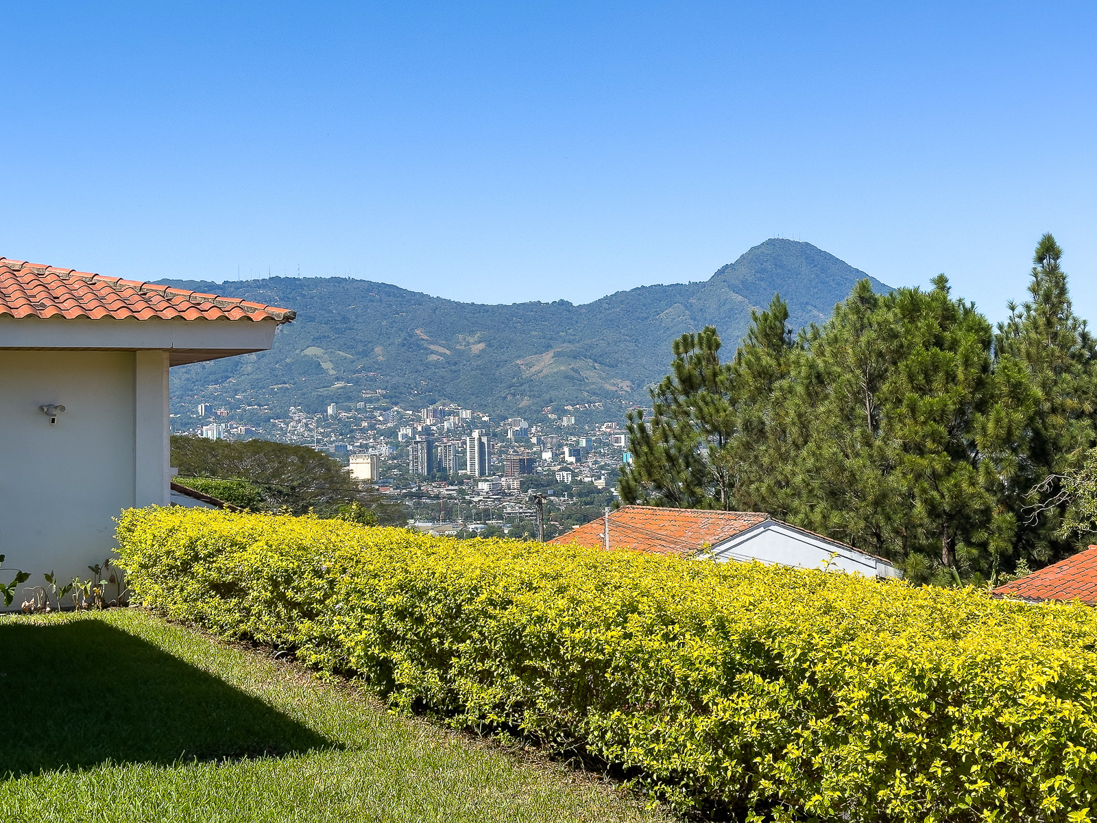 DR645-24 CASA EN RESIDENCIAL LOMAS DE ALTAMIRA, SAN SALVADOR