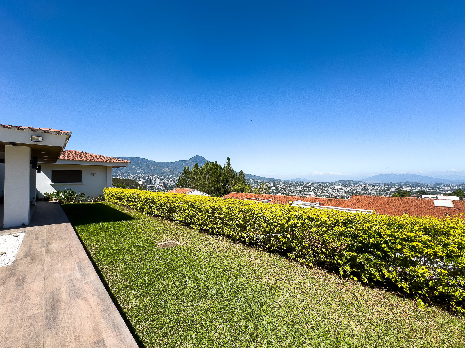 DR645-25 CASA EN RESIDENCIAL LOMAS DE ALTAMIRA, SAN SALVADOR