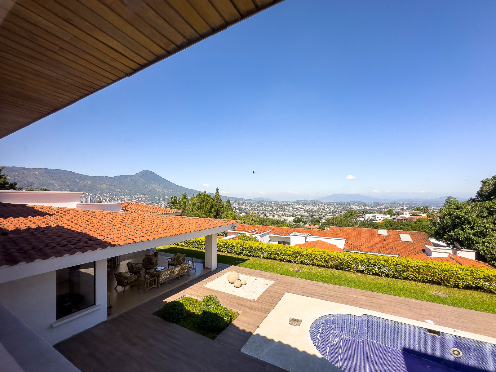 DR645-33 CASA EN RESIDENCIAL LOMAS DE ALTAMIRA, SAN SALVADOR