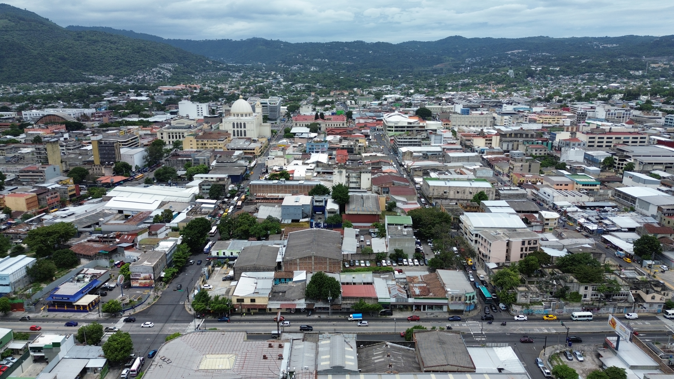 PROPIEDAD EN EL CENTRO DE SAN SALVADOR, ALAMEDA JUAN PABLO II