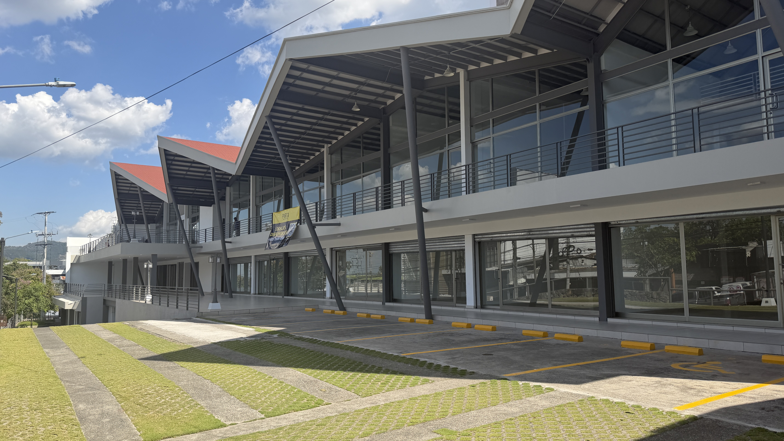 LOCALES COMERCIALES EN PLAZA TRIANA – LA MASCOTA, SAN SALVADOR
