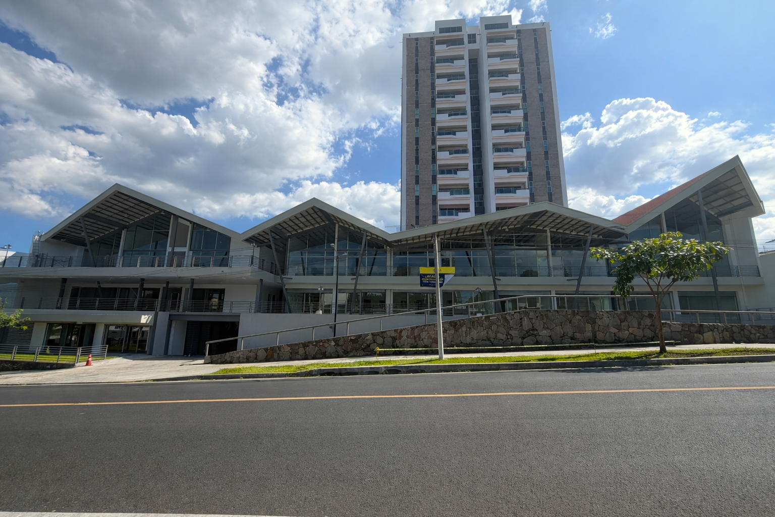 LOCALES COMERCIALES EN PLAZA TRIANA – LA MASCOTA, SAN SALVADOR
