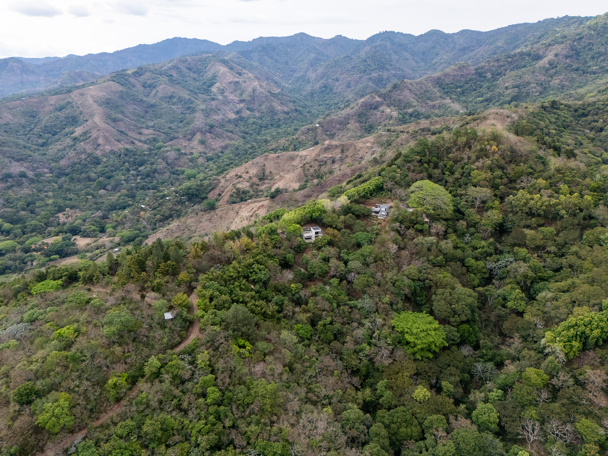 PROPIEDAD EQUIPADA Y EN AIRBNB EN CERRO LA GLORIA, TAMANIQUE, LA LIBERTAD
