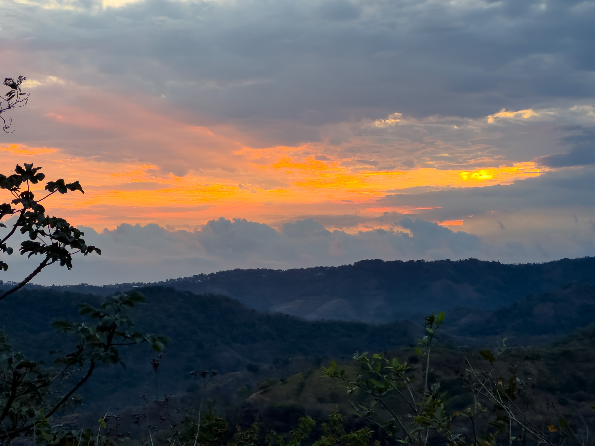 PROPIEDAD EQUIPADA Y EN AIRBNB EN CERRO LA GLORIA, TAMANIQUE, LA LIBERTAD