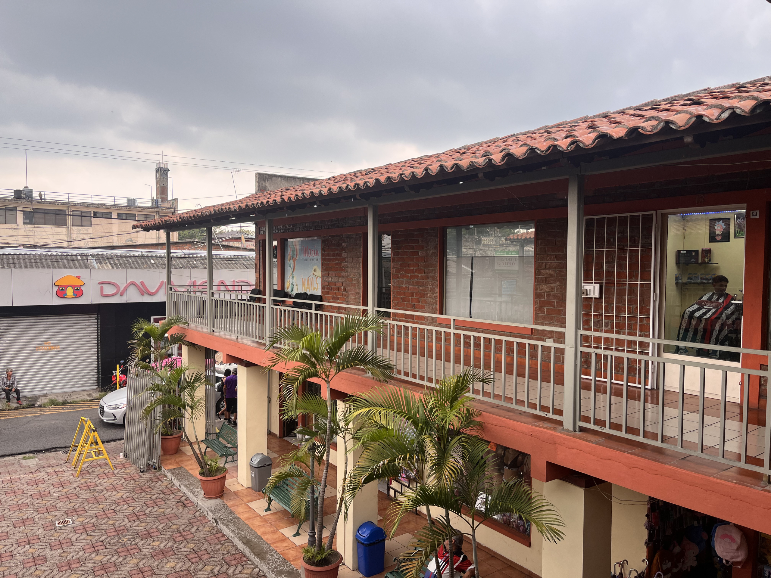 PLAZA COMERCIAL EN QUEZALTEPEQUE, SAN SALVADOR