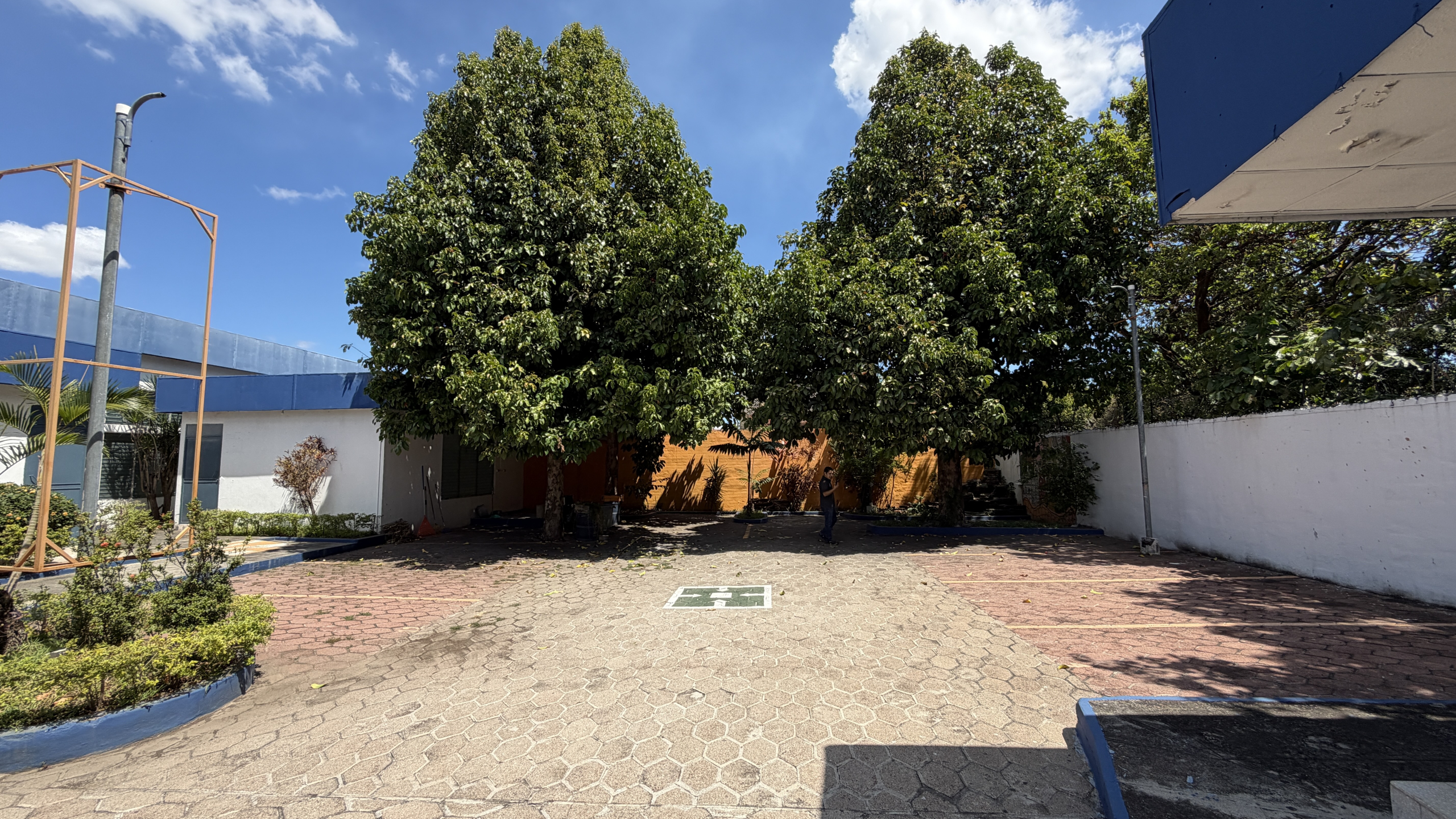 PROPIEDAD PARA USO COMERCIAL O INDUSTRIAL EN SANTA ANA
