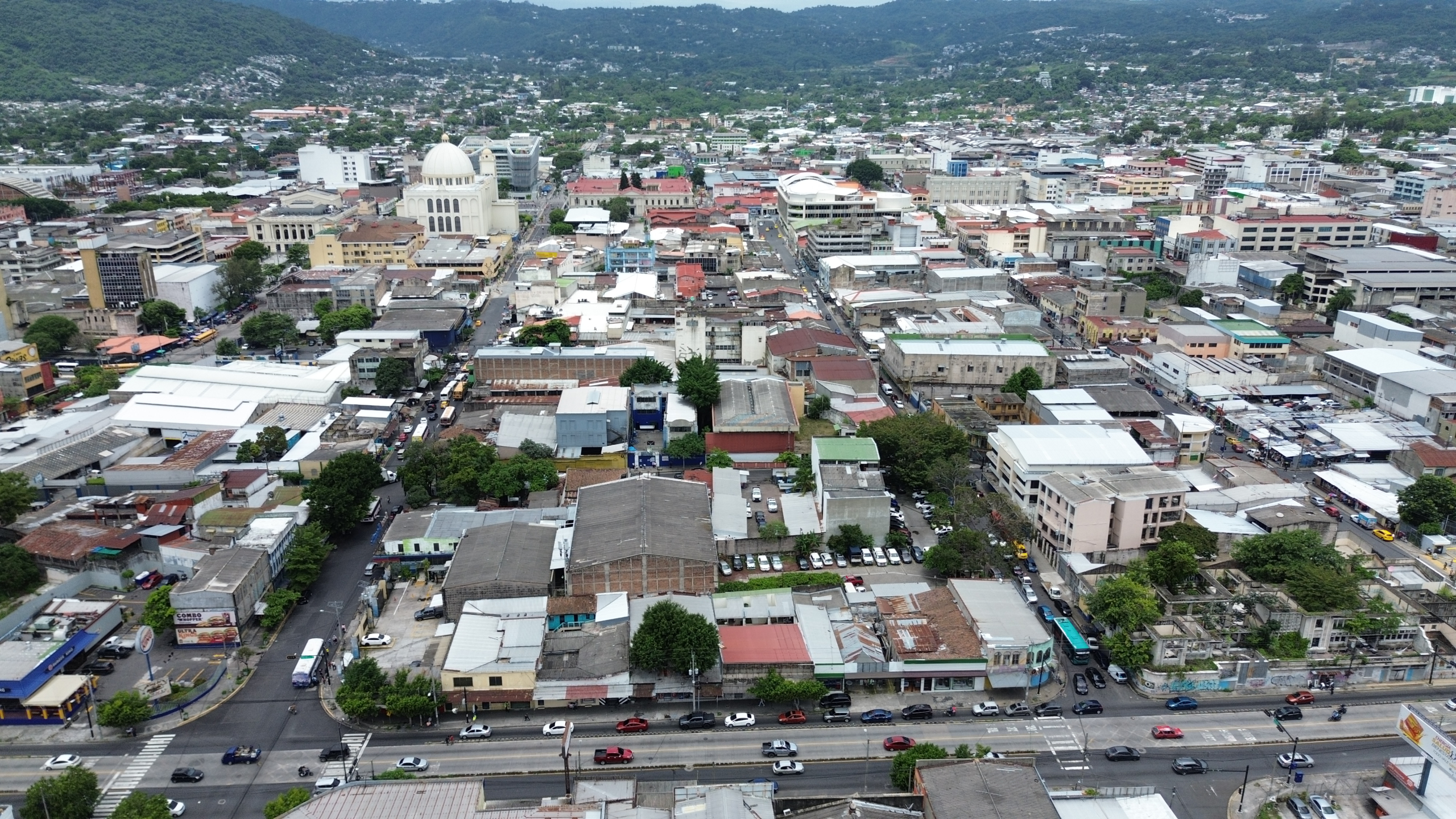 PROPIEDAD EN EL CENTRO DE SAN SALVADOR, ALAMEDA JUAN PABLO II