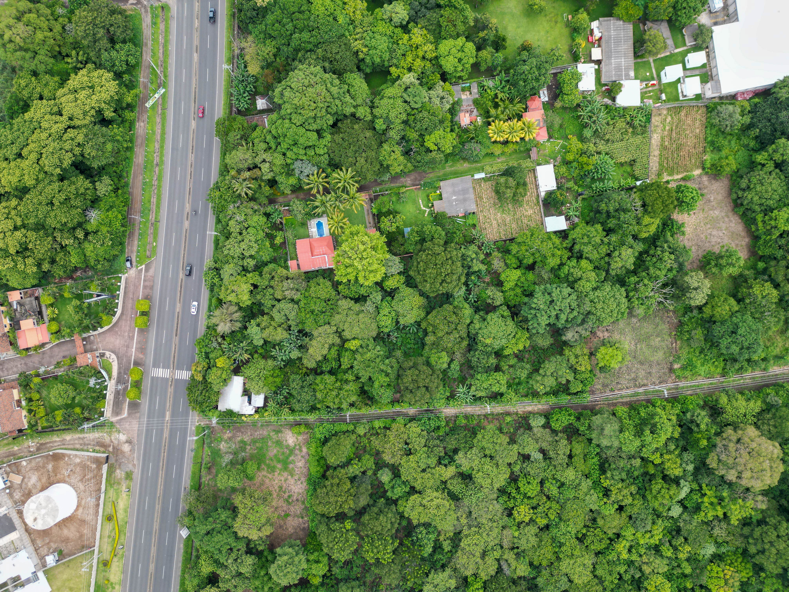 TERRENO EN SANTA ANA, CON ALTA EXPOSICIÓN COMERCIAL