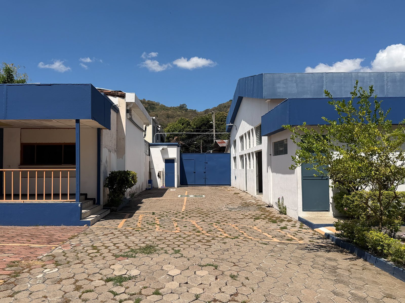 DR828-13 PROPIEDAD PARA USO COMERCIAL O INDUSTRIAL EN SANTA ANA