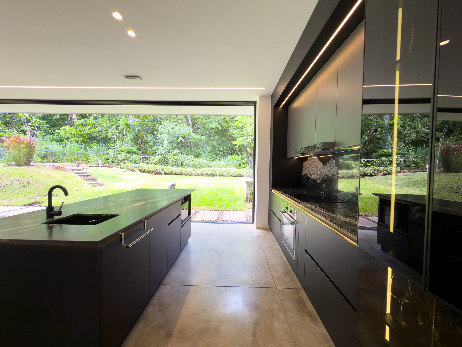 DR804-17 CASA EN RESIDENCIAL EL ENCANTO, LA LIBERTAD