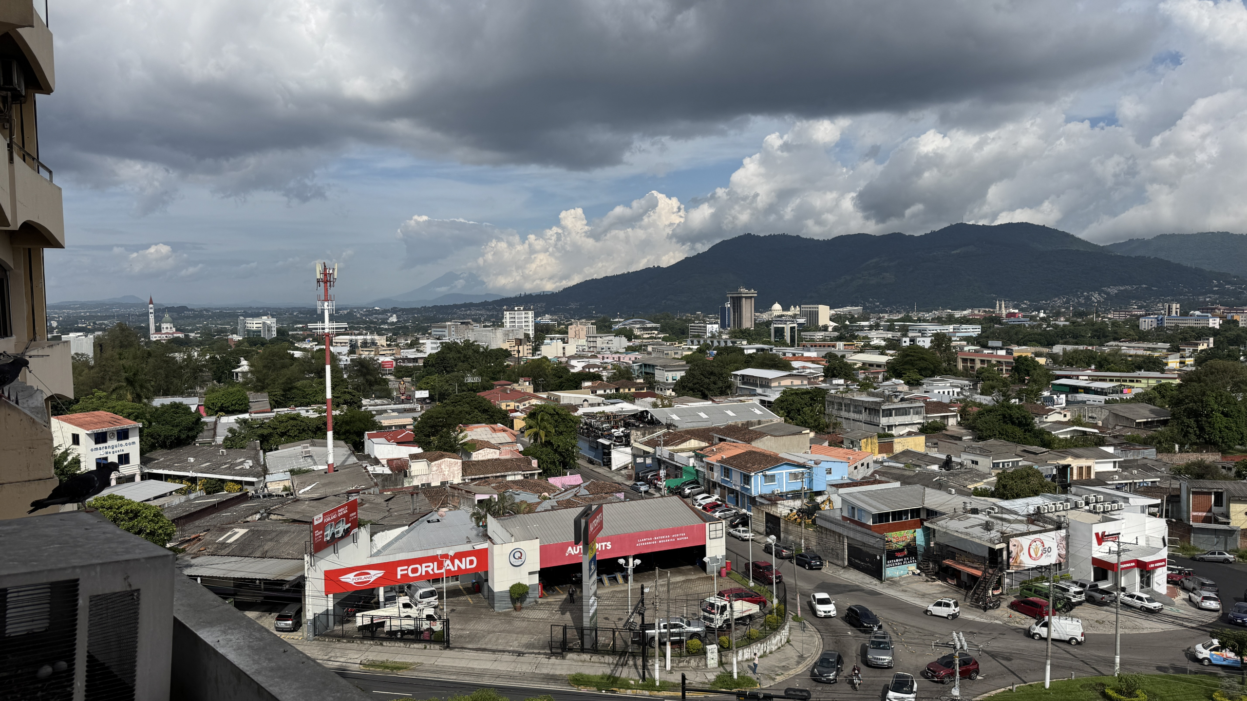 OFICINA CON INQUILINO EN CONDOMINIO LOS HEROES, SAN SALVADOR