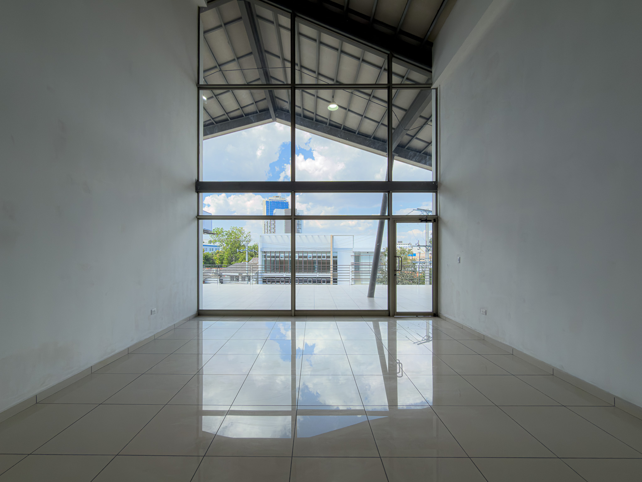 LOCALES COMERCIALES EN PLAZA TRIANA – LA MASCOTA, SAN SALVADOR