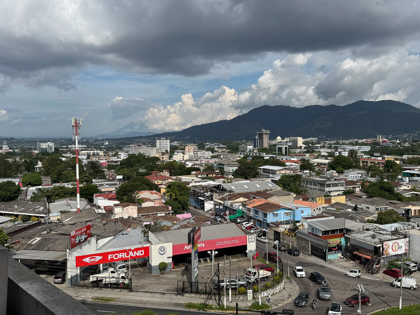 DO760-6 OFICINA CON INQUILINO EN CONDOMINIO LOS HEROES, SAN SALVADOR