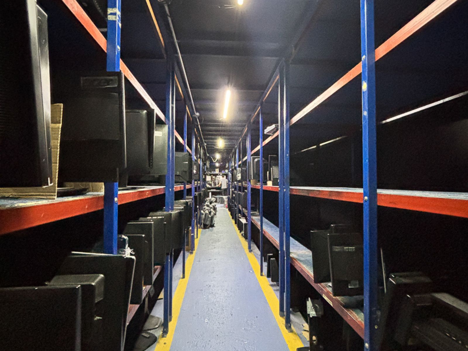 DB789 – 3 BODEGA Y OFICINAS EN COLONIA ROMA, SAN SALVADOR