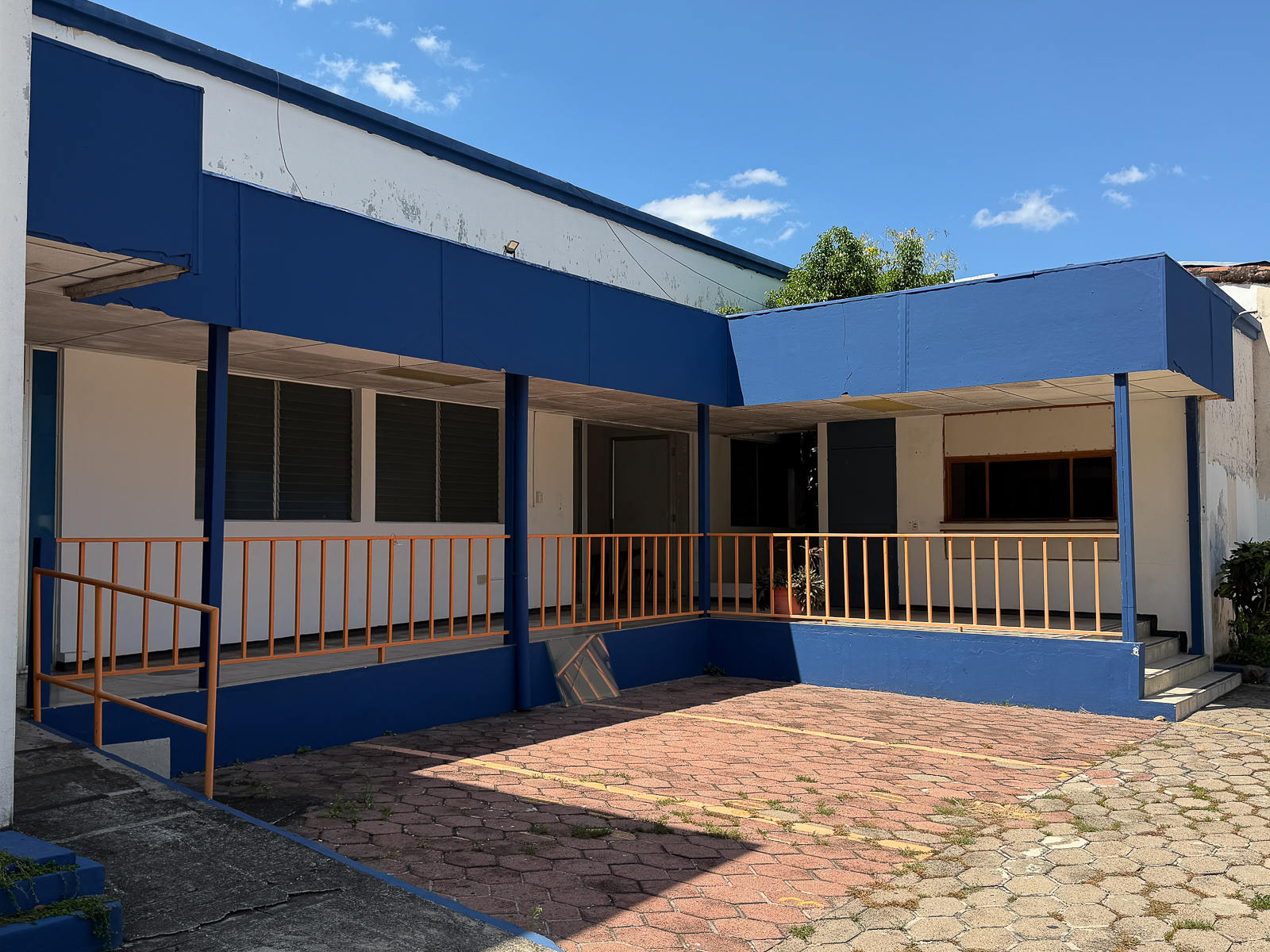 DR828-7 PROPIEDAD PARA USO COMERCIAL O INDUSTRIAL EN SANTA ANA