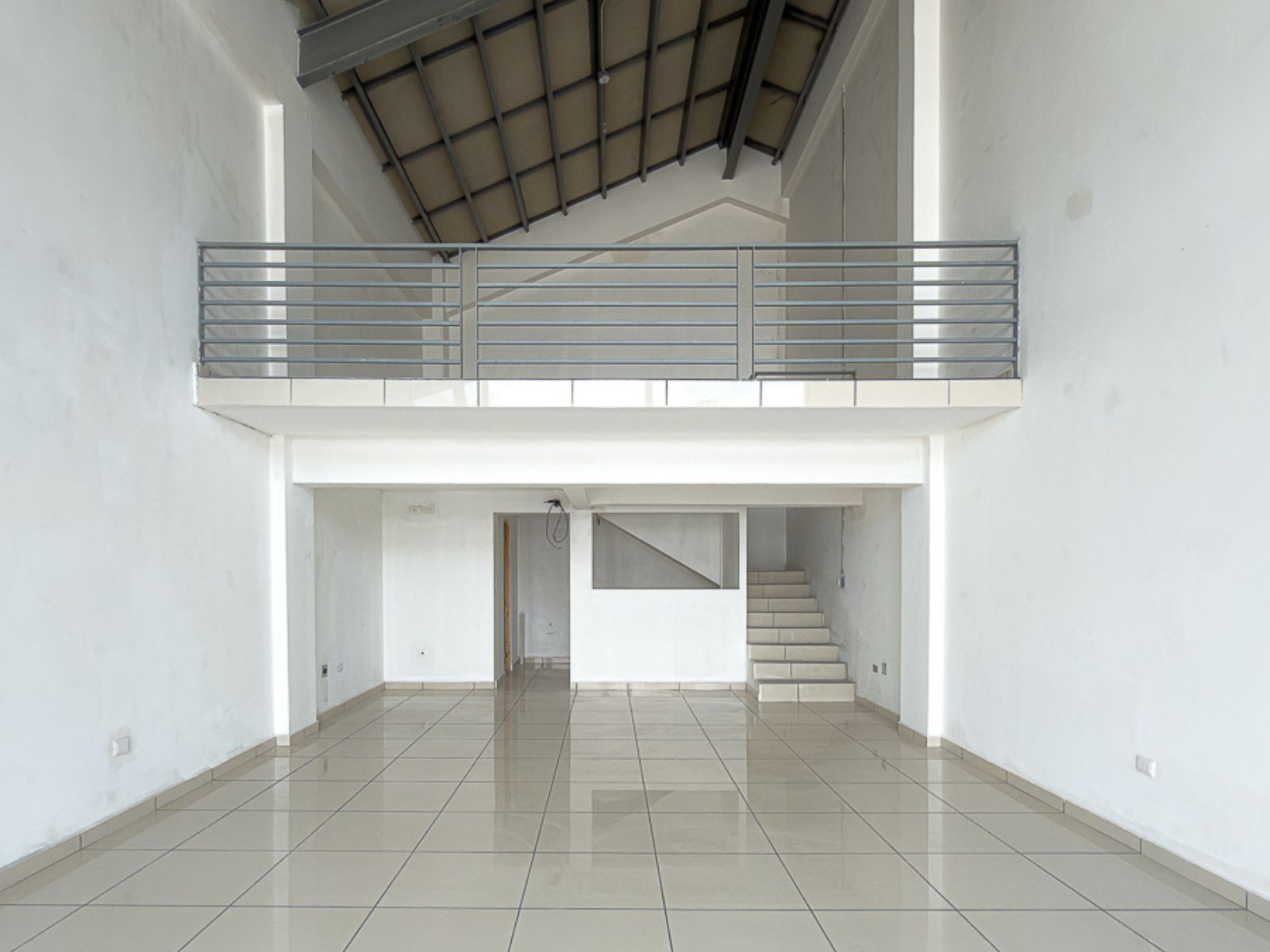 DAL829-5 LOCALES COMERCIALES EN PLAZA TRIANA – LA MASCOTA, SAN SALVADOR