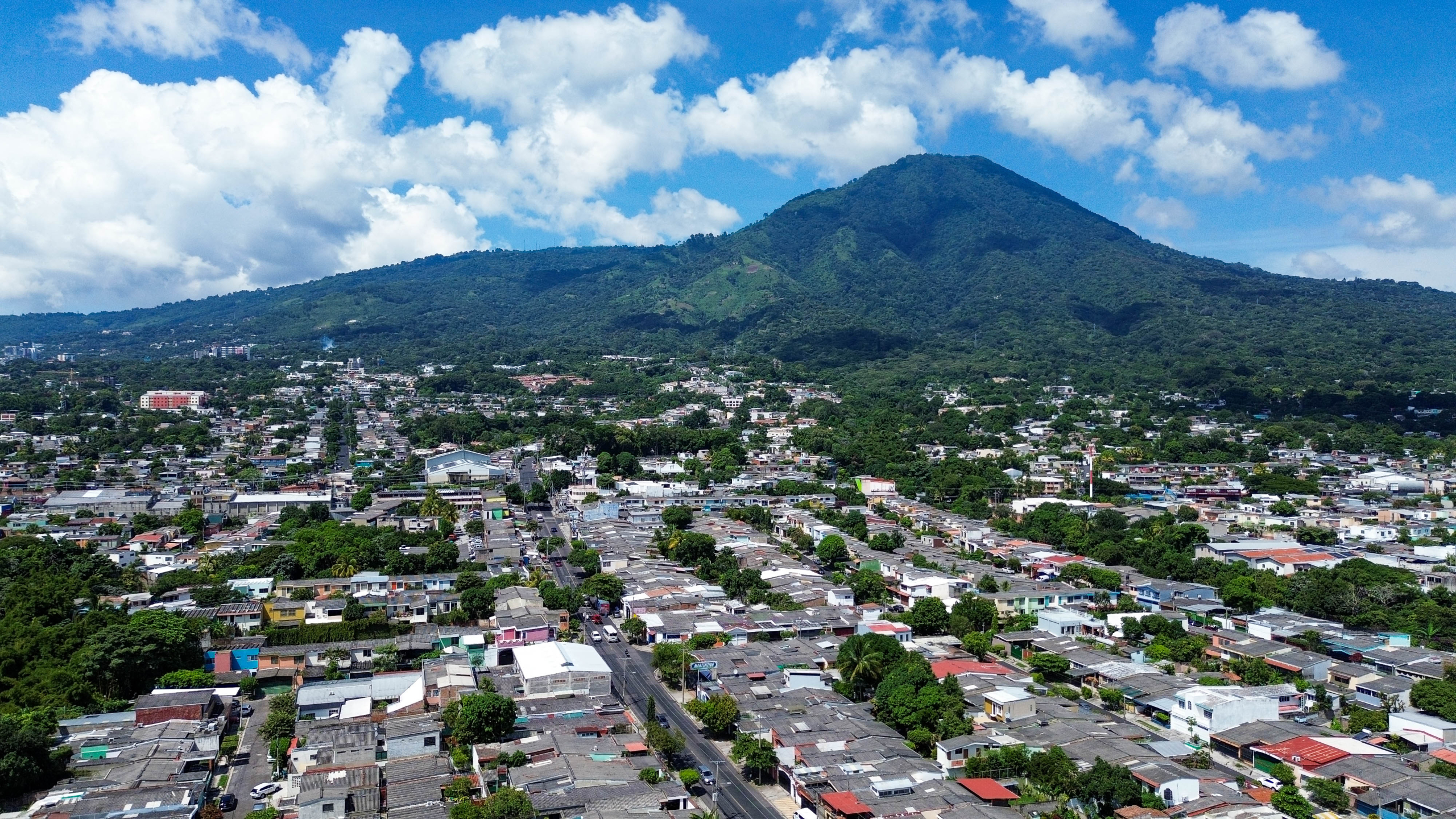 PROPIEDAD COMERCIAL EN CALLE BERNAL, SAN SALVADOR
