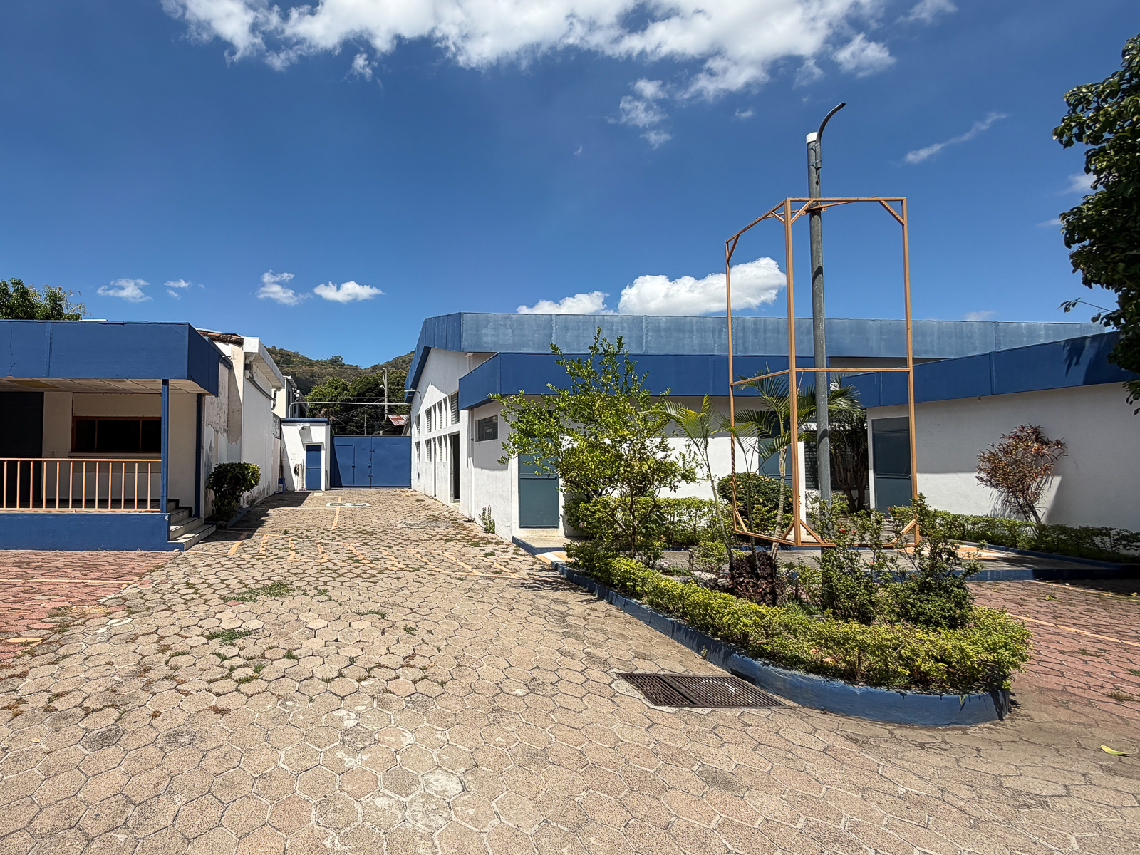 DR828-3 PROPIEDAD PARA USO COMERCIAL O INDUSTRIAL EN SANTA ANA