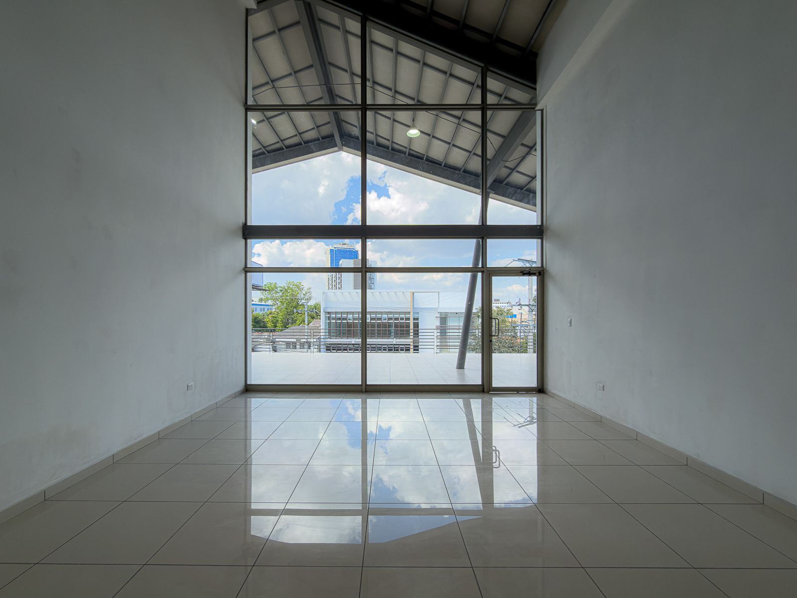 DAL829-7 LOCALES COMERCIALES EN PLAZA TRIANA – LA MASCOTA, SAN SALVADOR