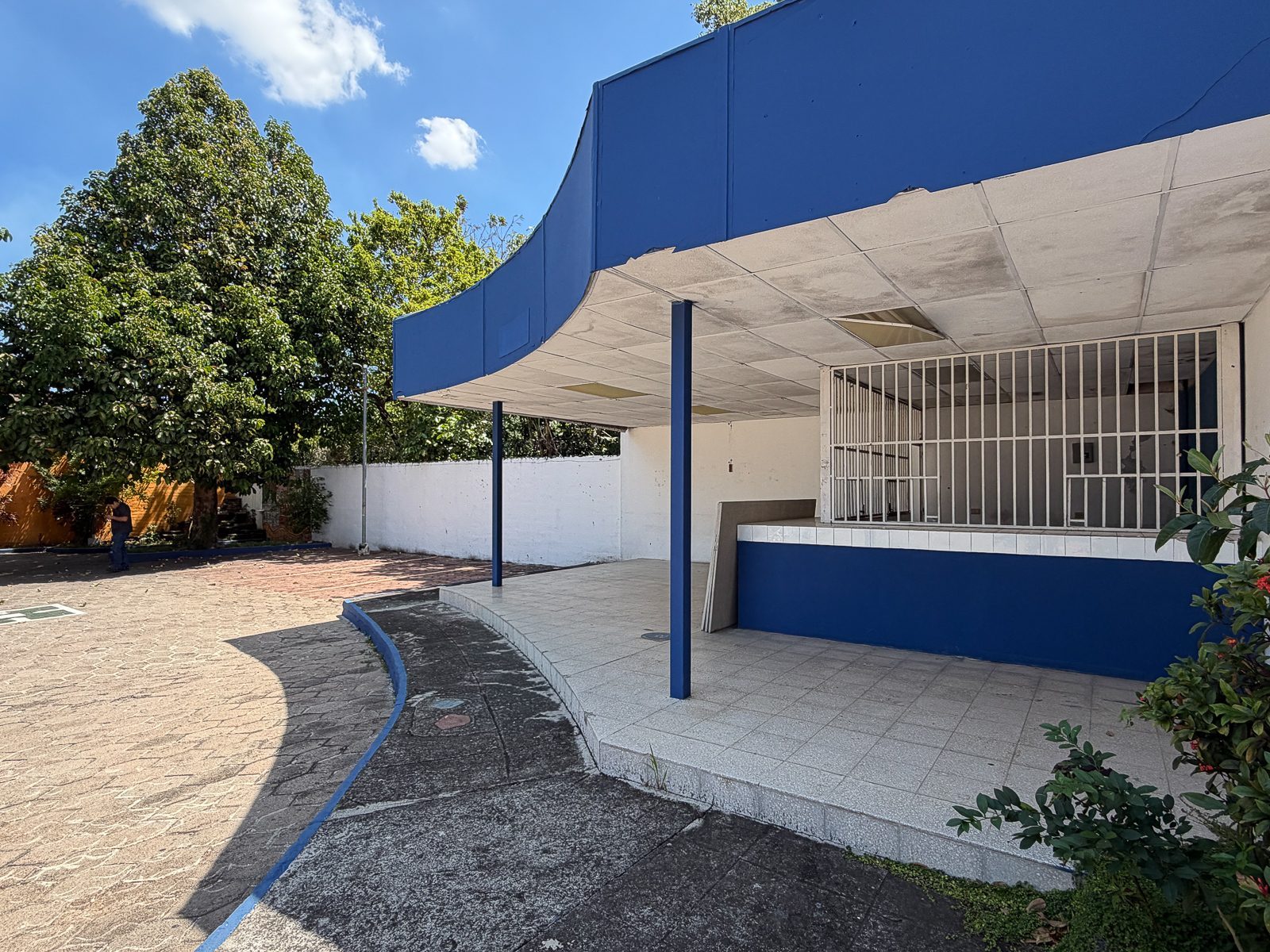 DR828-11 PROPIEDAD PARA USO COMERCIAL O INDUSTRIAL EN SANTA ANA