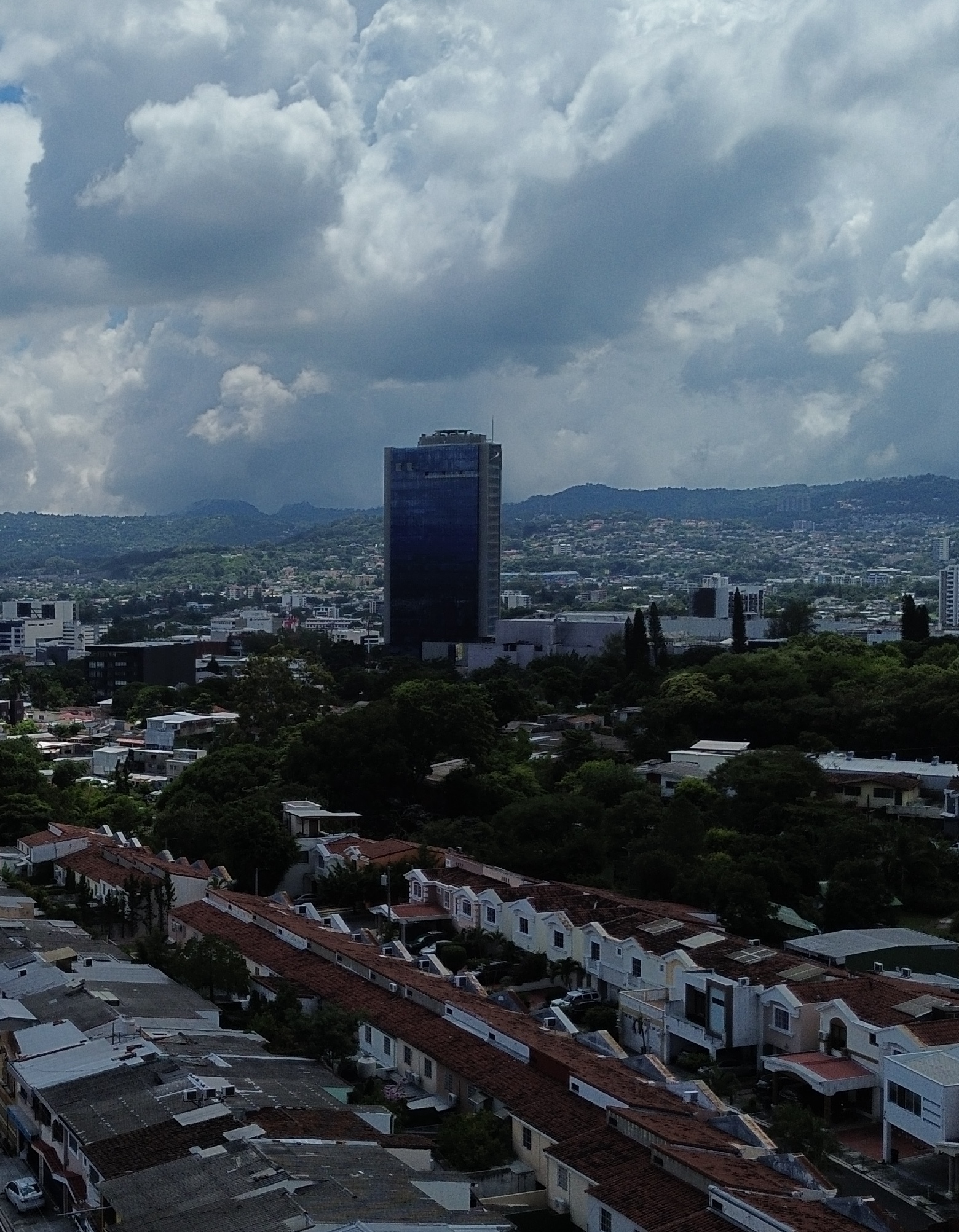 BODEGA Y OFICINAS EN COLONIA ROMA, SAN SALVADOR