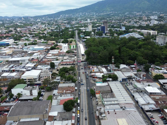 PROPIEDAD EN EL CENTRO DE SAN SALVADOR, ALAMEDA JUAN PABLO II