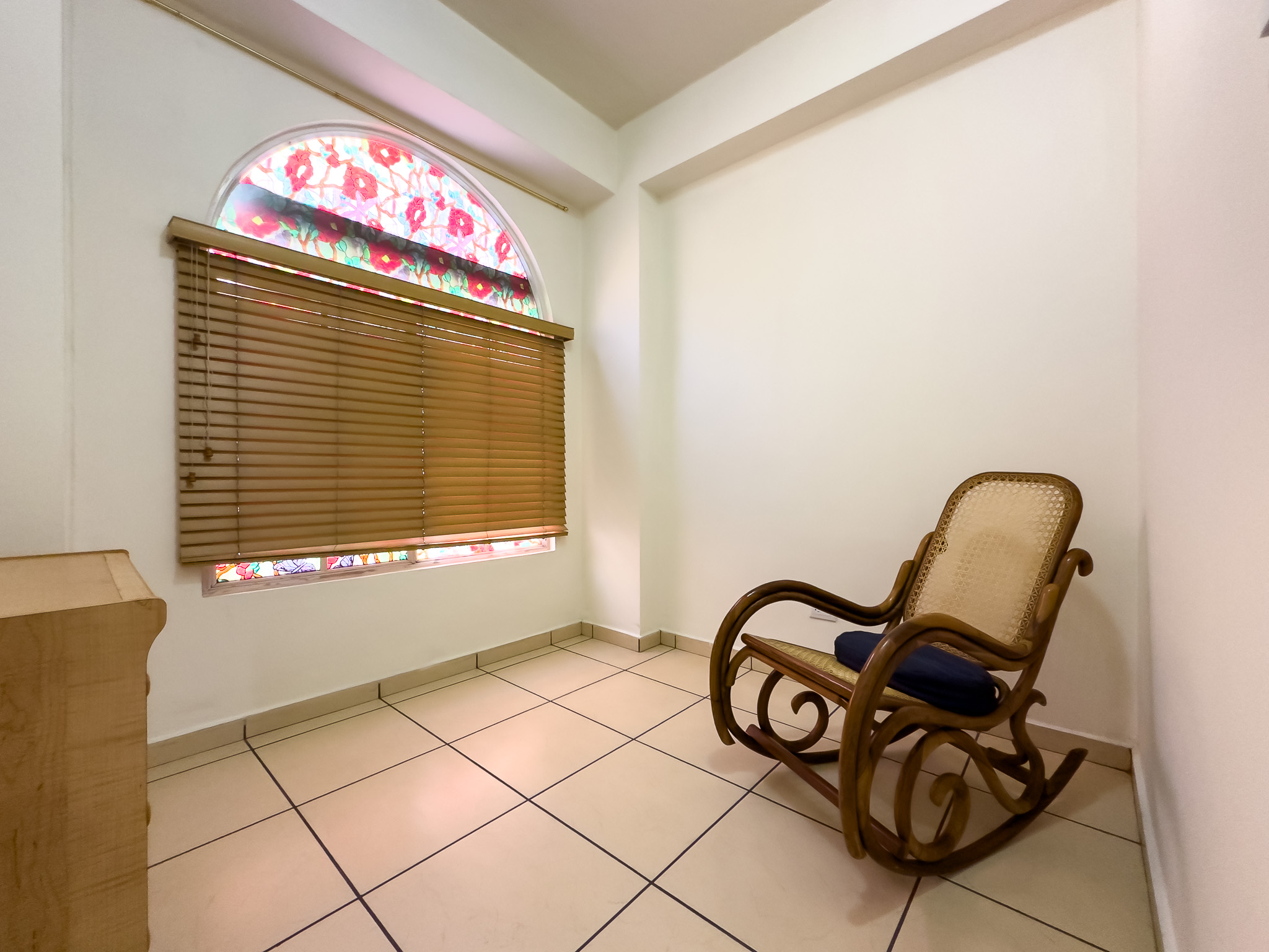 APARTAMENTO FULL AMUEBLADO EN CONDOMINIO LOS ABETOS, SAN SALVADOR